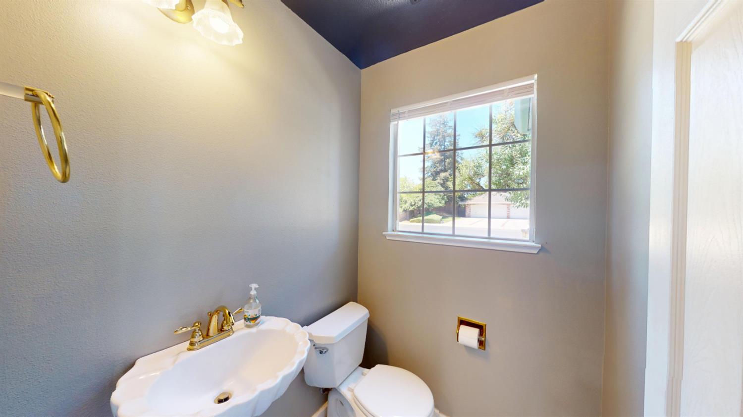 782 Shadowbrook Ln, Manteca, CA 95336
