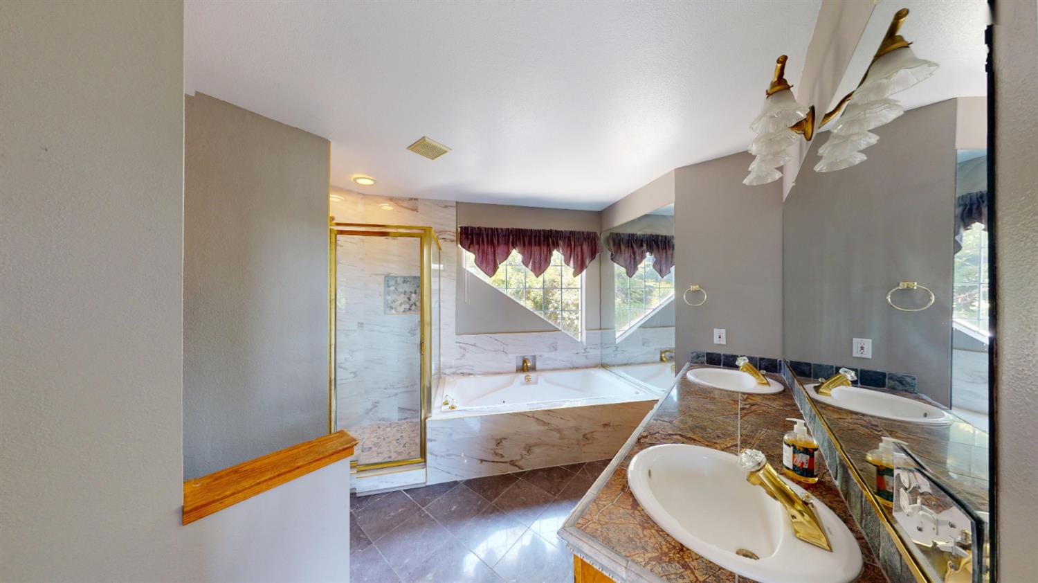 782 Shadowbrook Ln, Manteca, CA 95336
