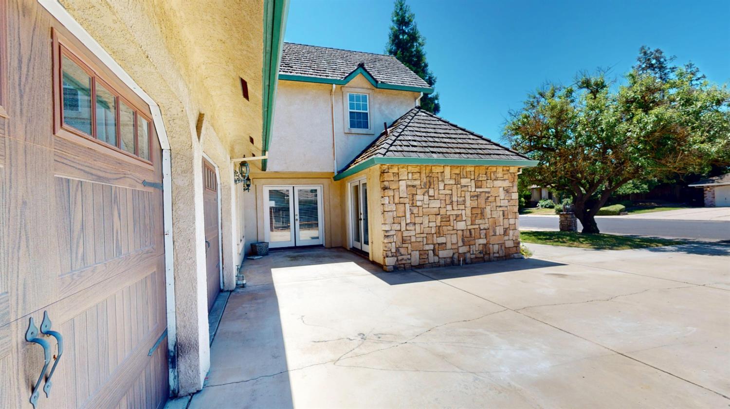 782 Shadowbrook Ln, Manteca, CA 95336