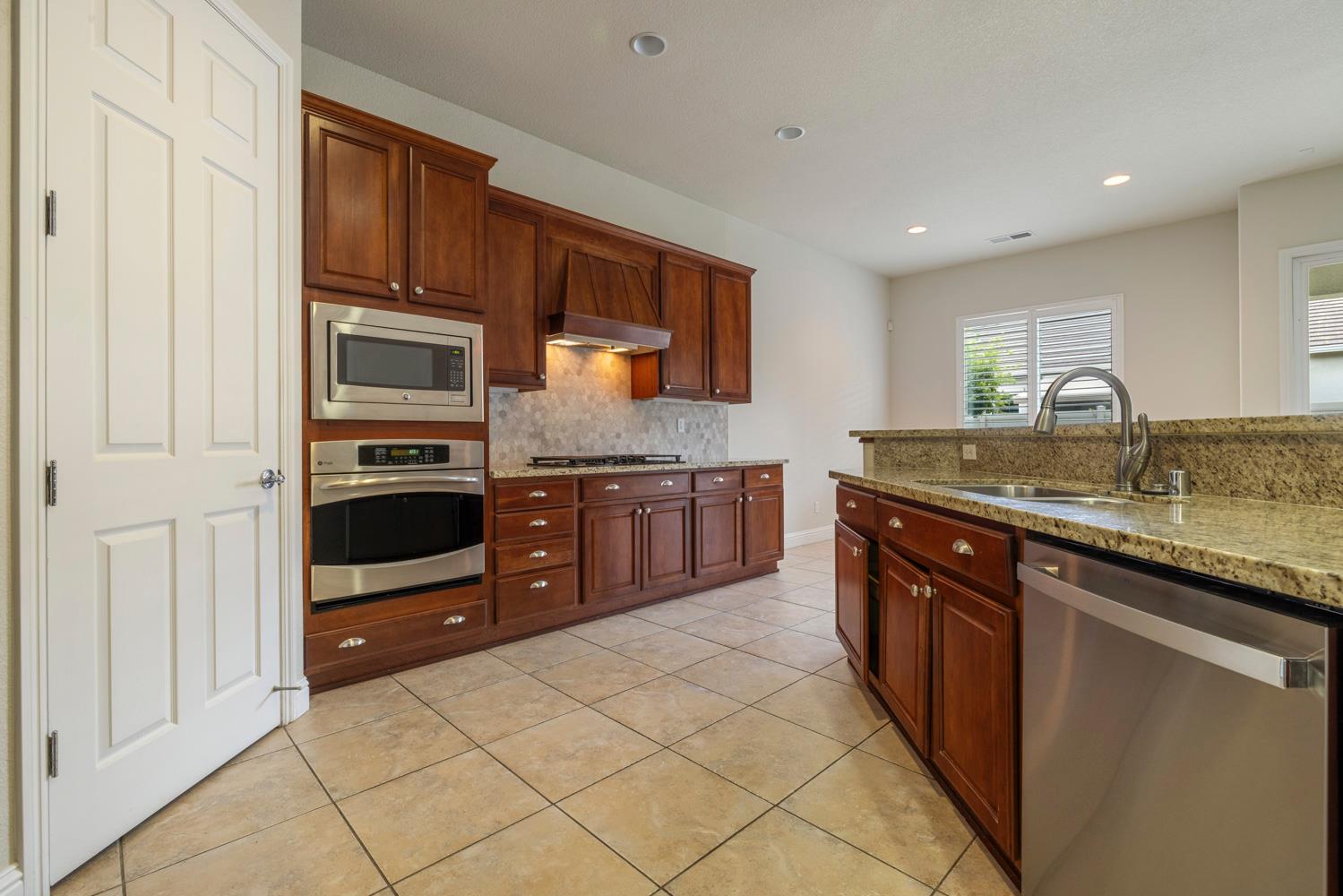 2452 W Belle Glade Ln, Manteca, CA 95336
