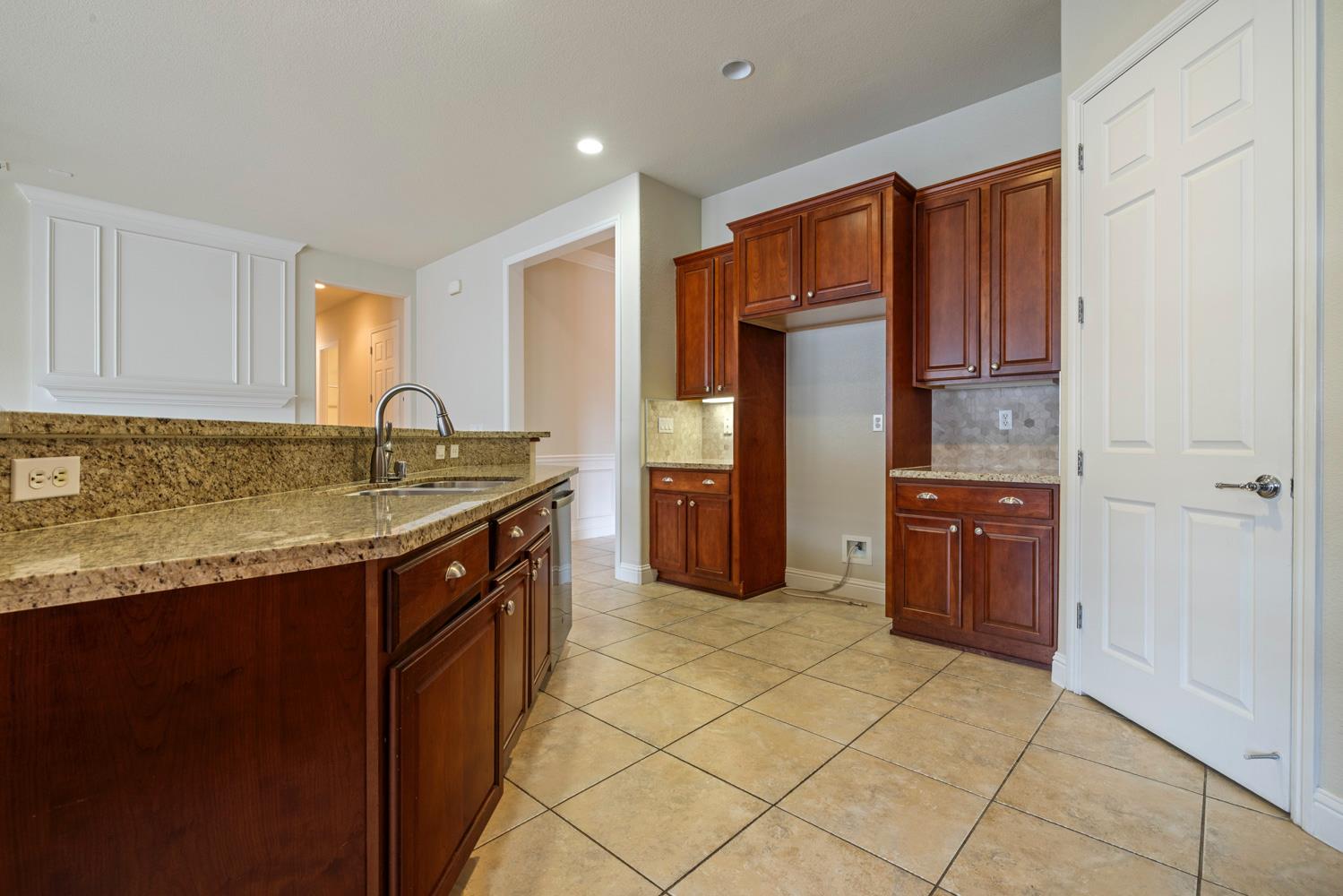 2452 W Belle Glade Ln, Manteca, CA 95336