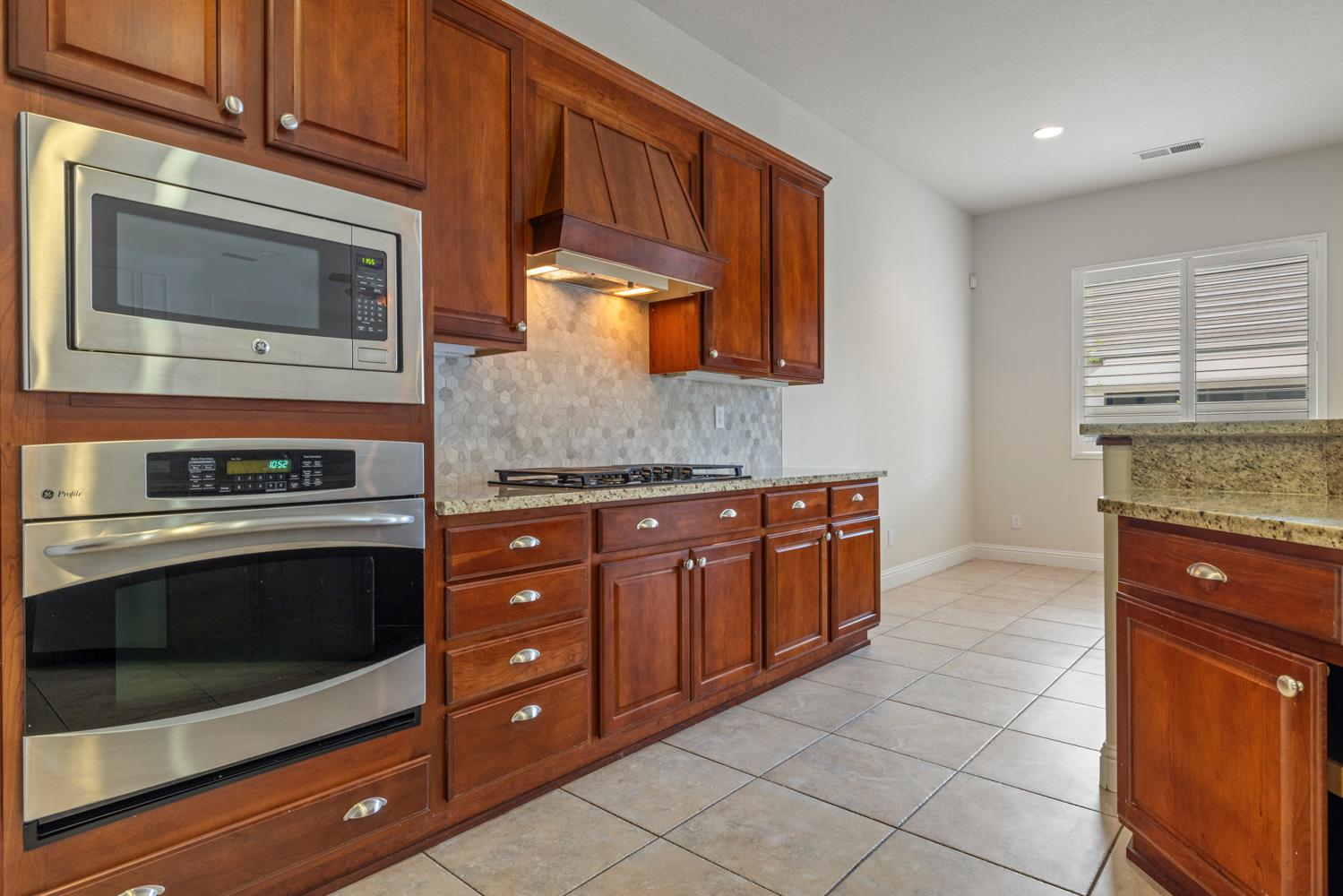 2452 W Belle Glade Ln, Manteca, CA 95336