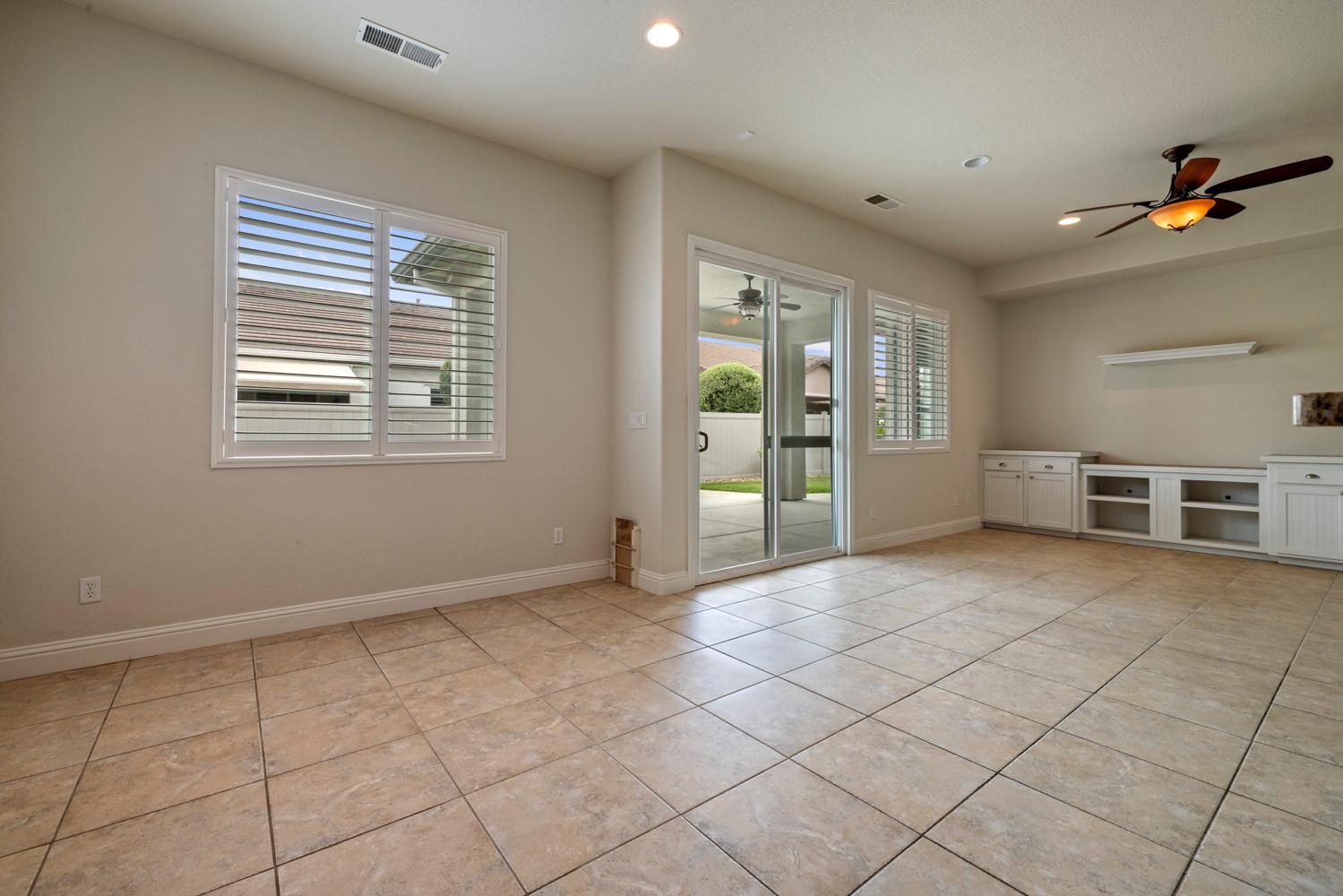 2452 W Belle Glade Ln, Manteca, CA 95336