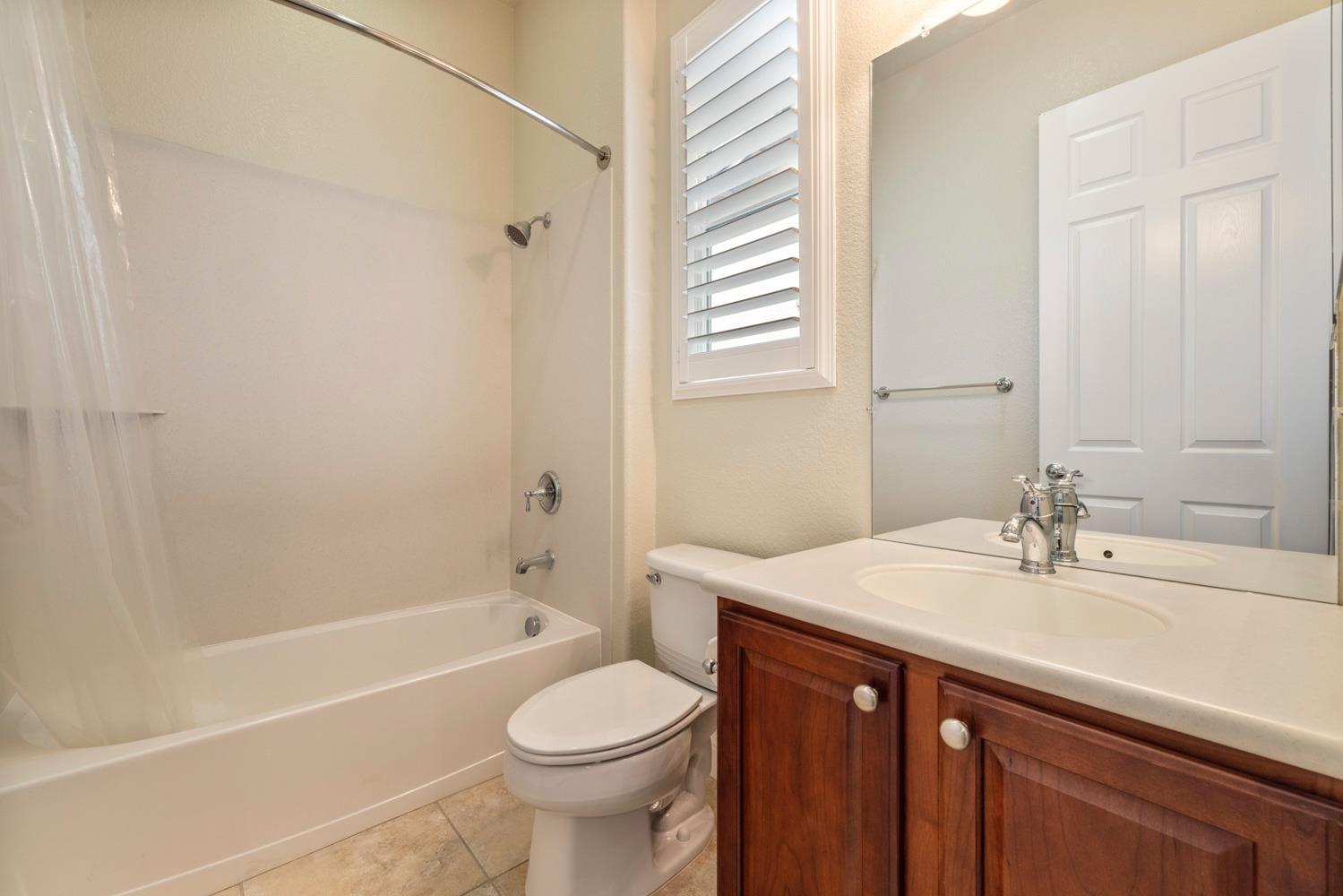 2452 W Belle Glade Ln, Manteca, CA 95336