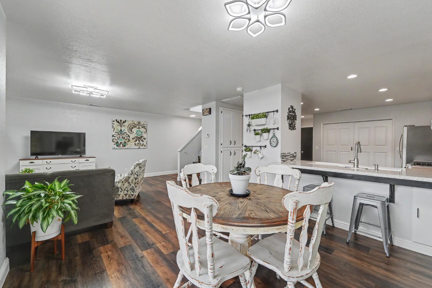 1128 Cedar Creek Dr #3, Modesto, CA 95355