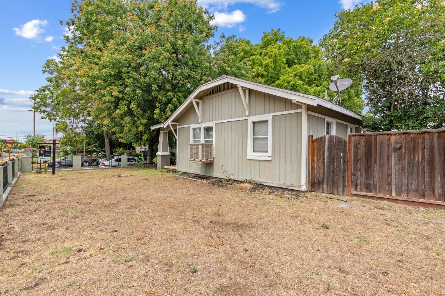 221 ALTURAS, Modesto, CA 95351