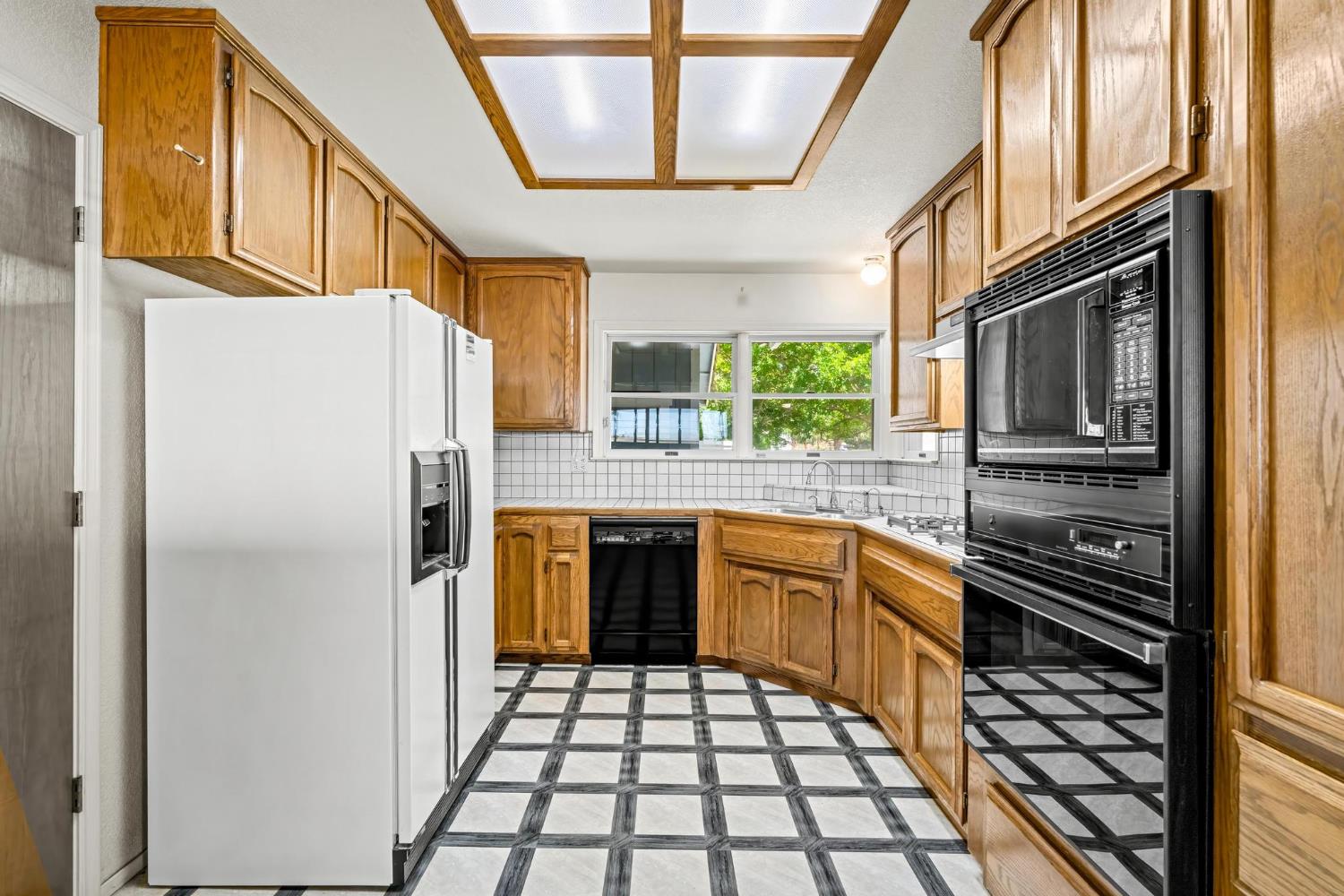 10012 Plaza De Oro Dr, Oakdale, CA 95361