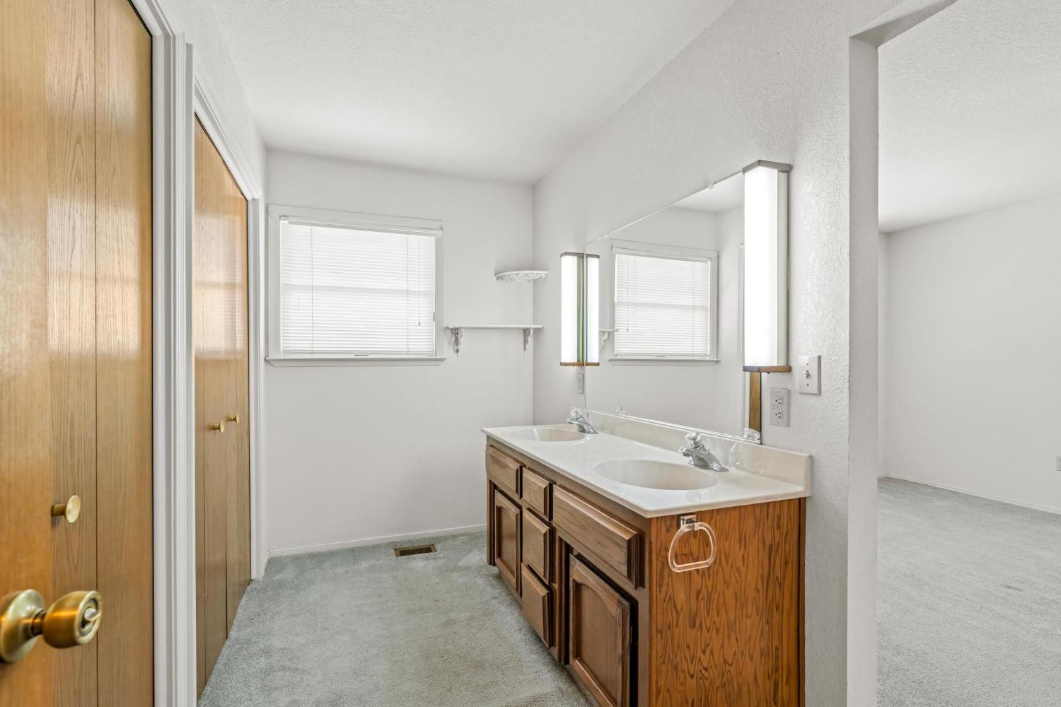 10012 Plaza De Oro Dr, Oakdale, CA 95361