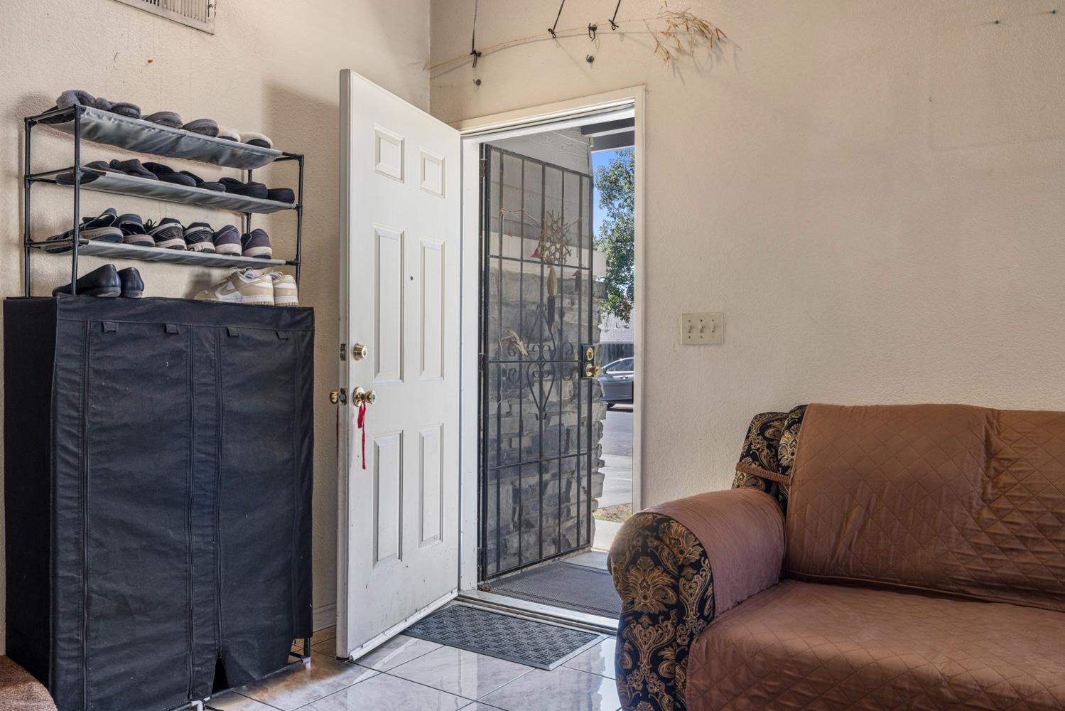 916 Fall River Dr, Modesto, CA 95351
