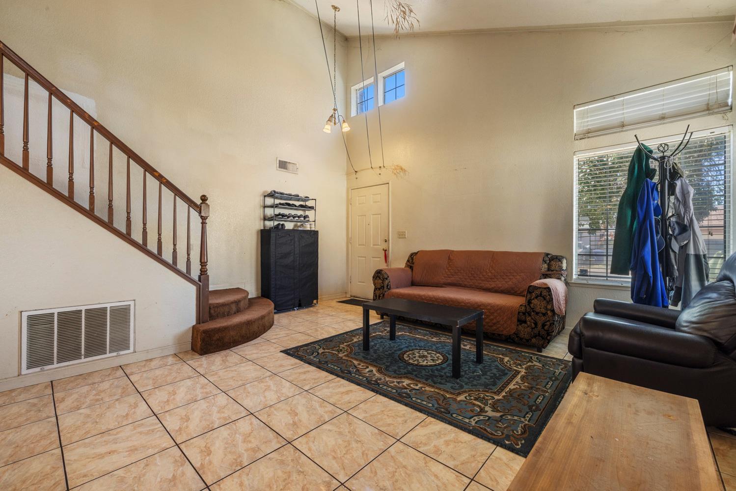 916 Fall River Dr, Modesto, CA 95351