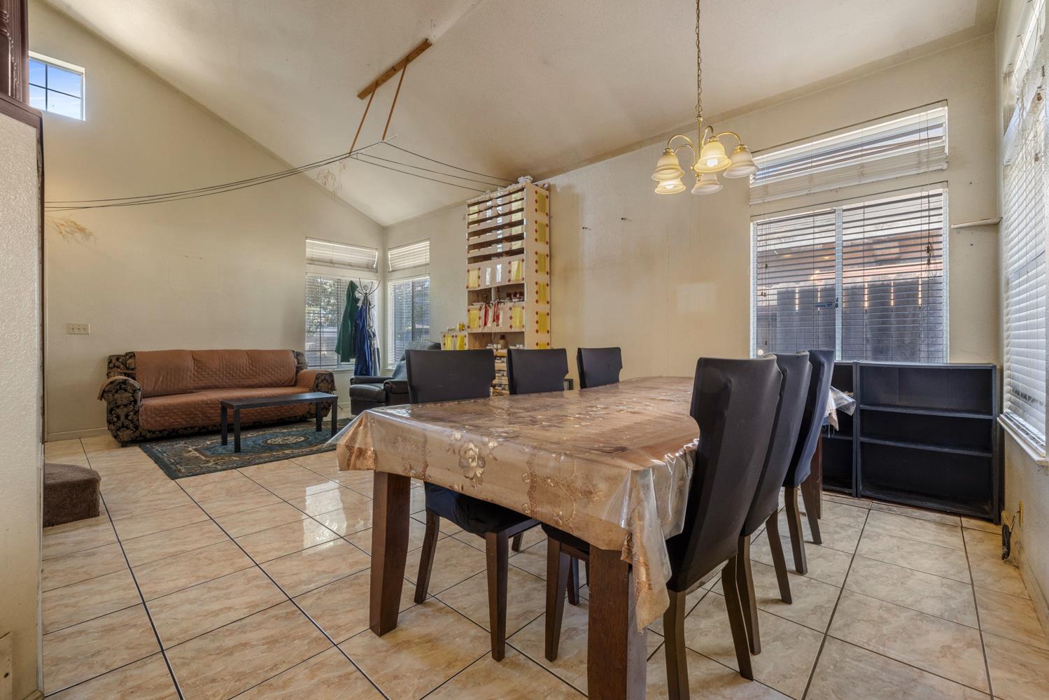 916 Fall River Dr, Modesto, CA 95351