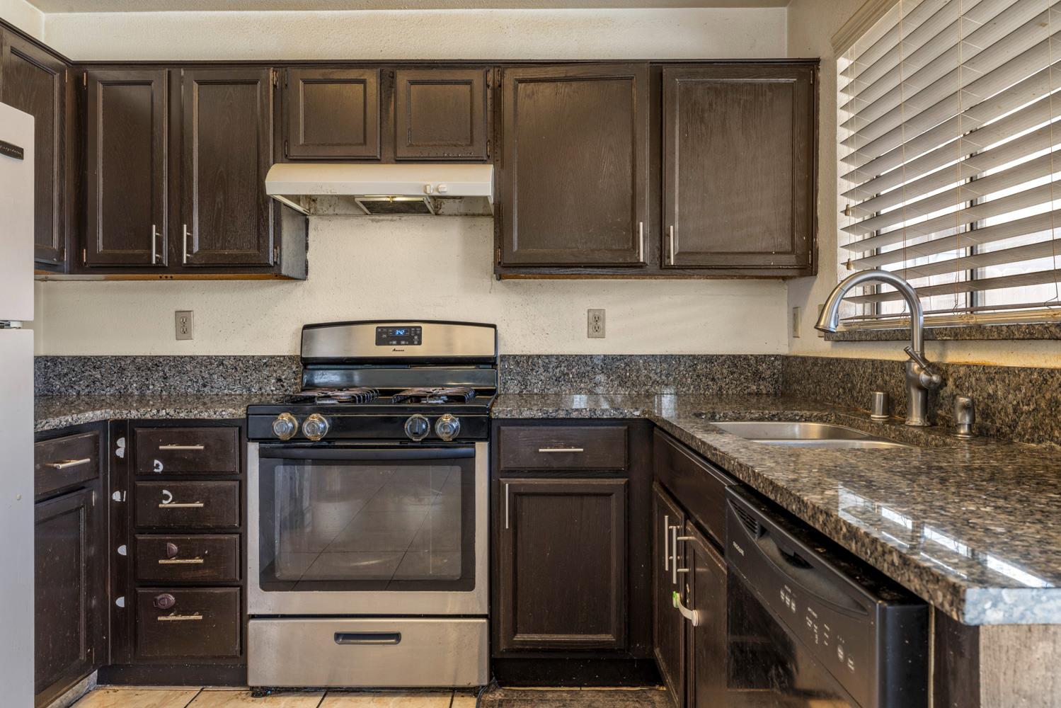 916 Fall River Dr, Modesto, CA 95351