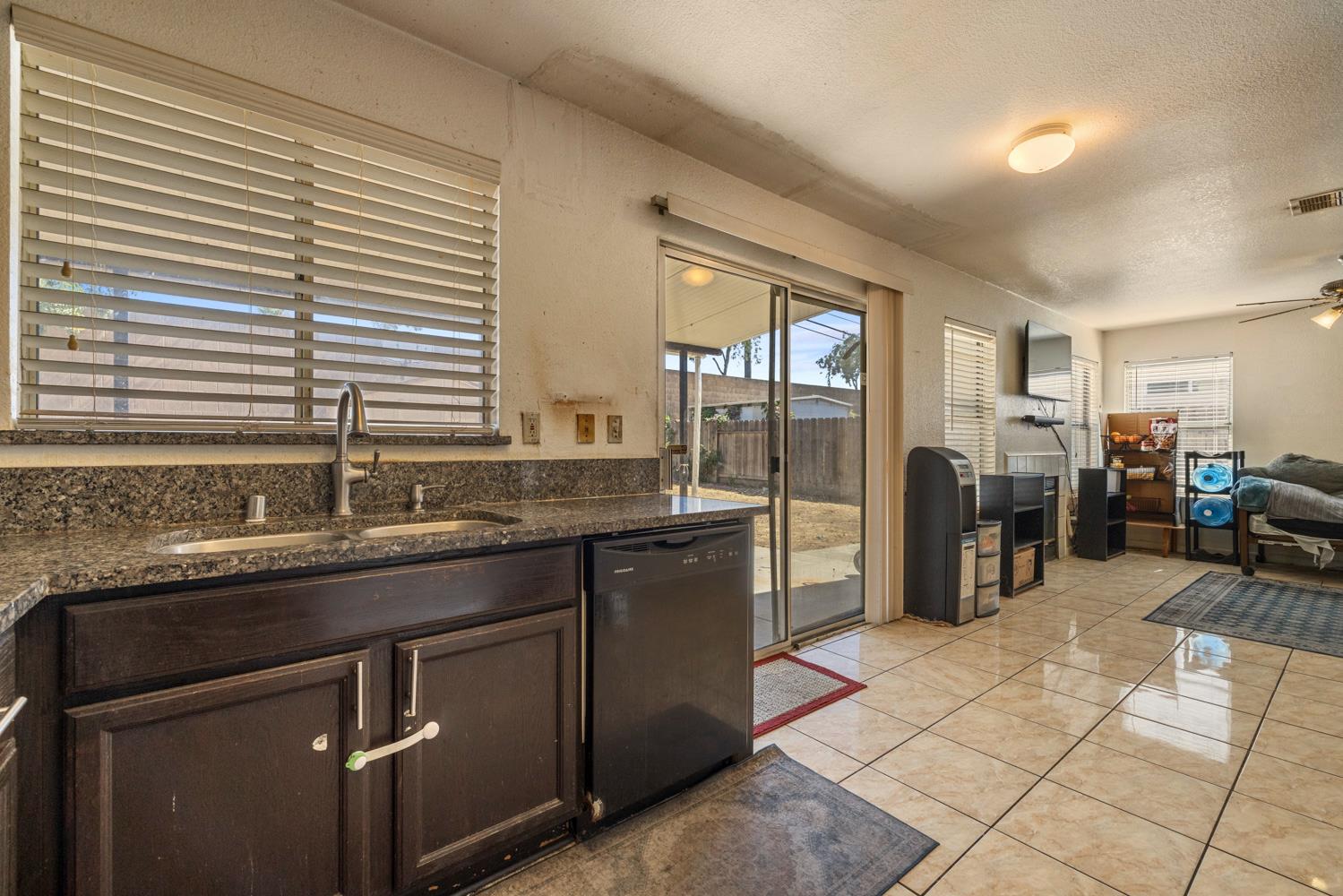 916 Fall River Dr, Modesto, CA 95351