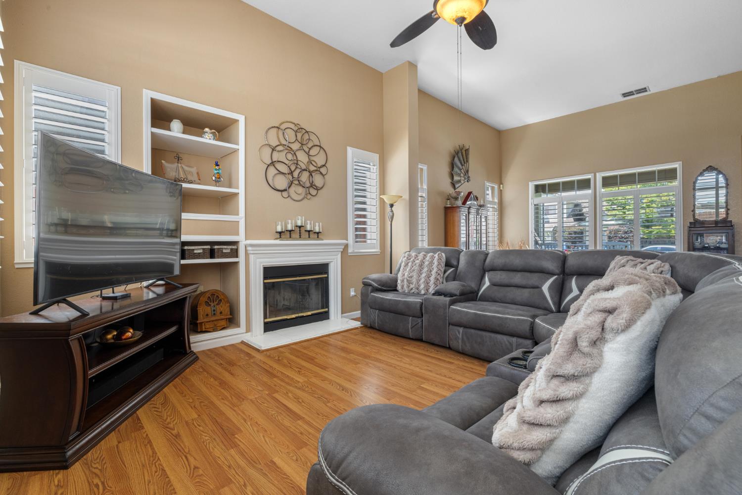 1956 Box Car Dr, Manteca, CA 95337