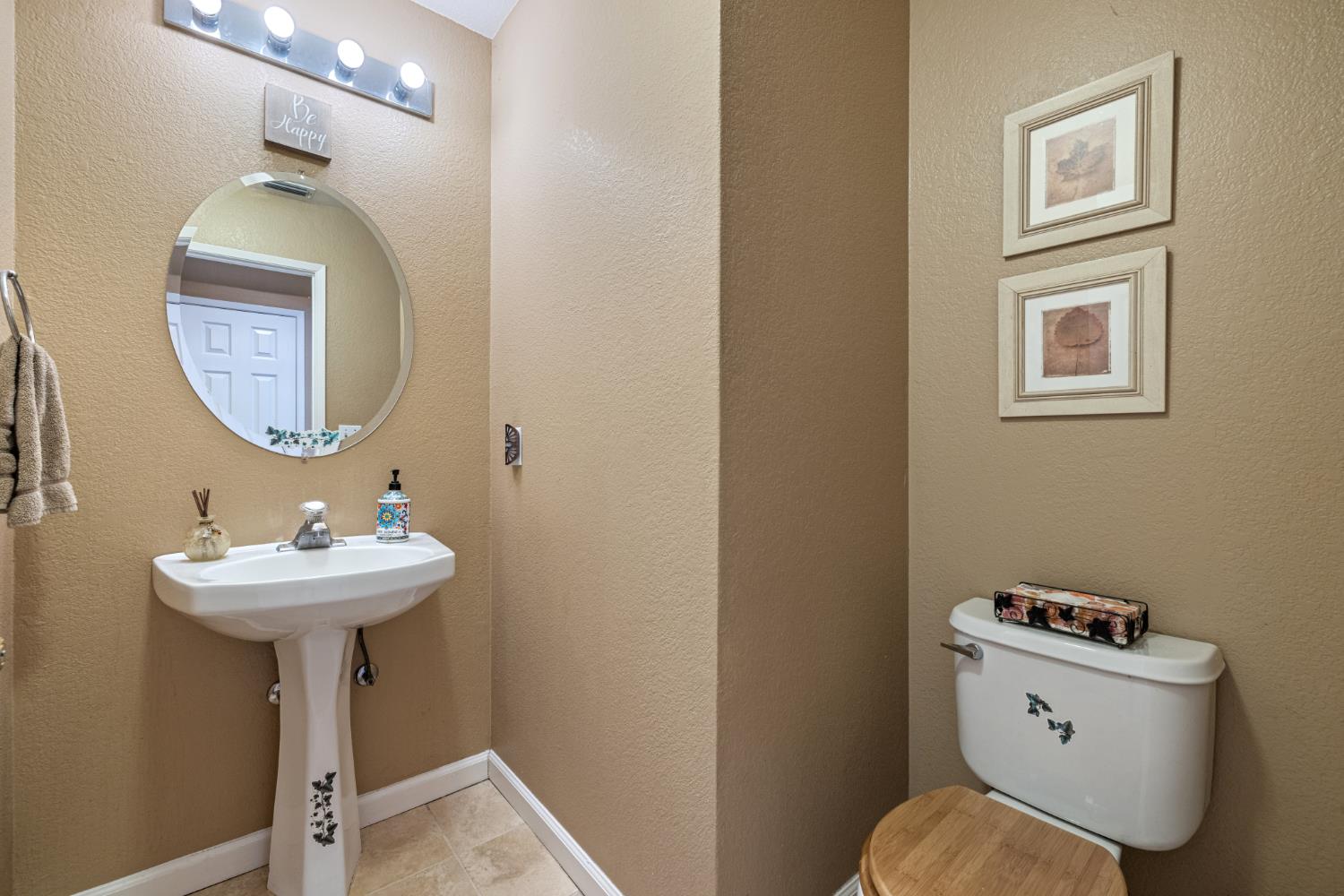 1956 Box Car Dr, Manteca, CA 95337