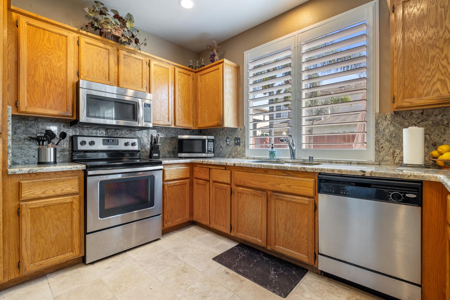 1956 Box Car Dr, Manteca, CA 95337