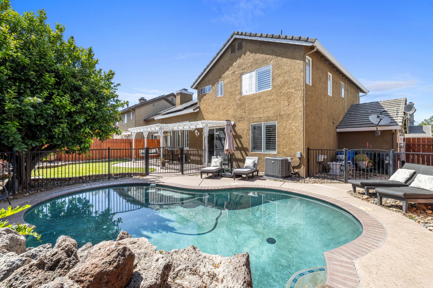 1956 Box Car Dr, Manteca, CA 95337