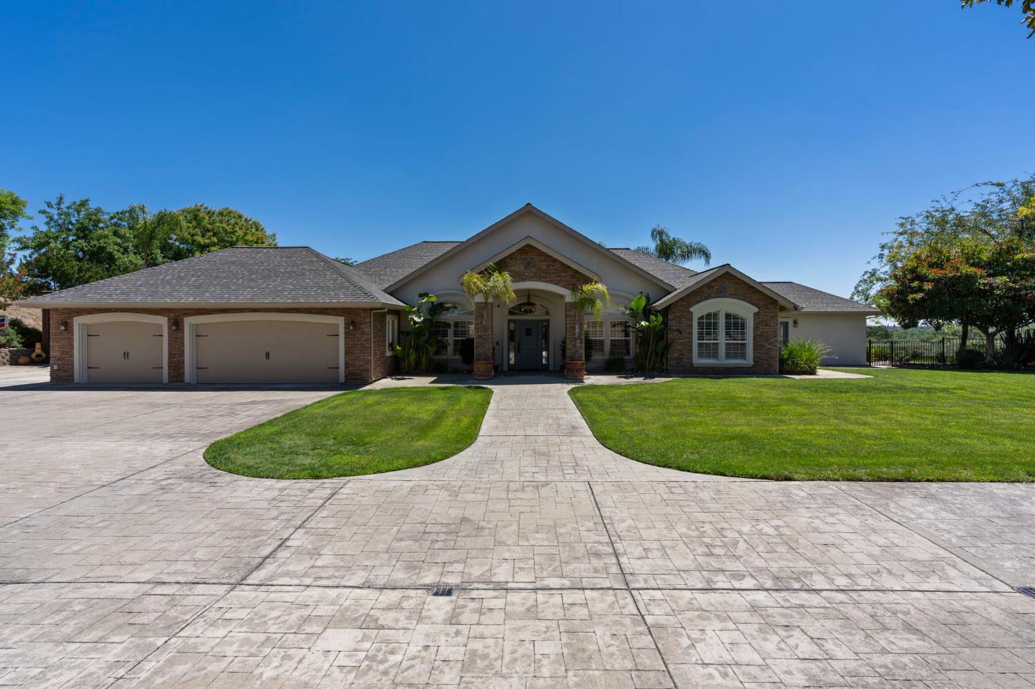 10621 Gibbs Dr, Oakdale, CA 95361
