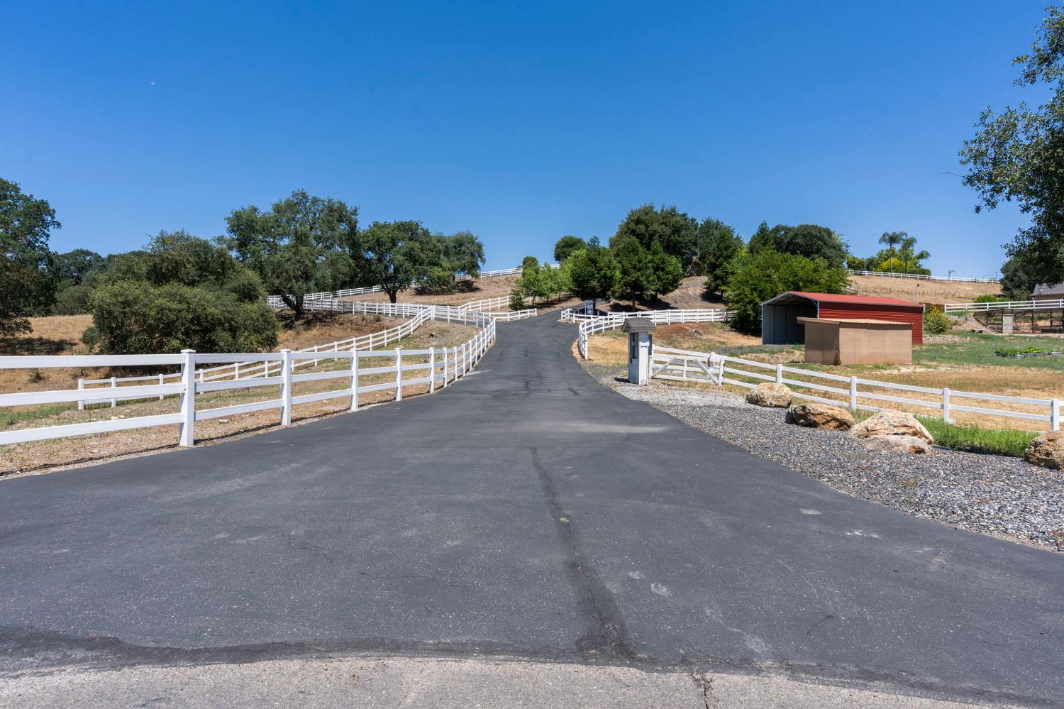 10621 Gibbs Dr, Oakdale, CA 95361