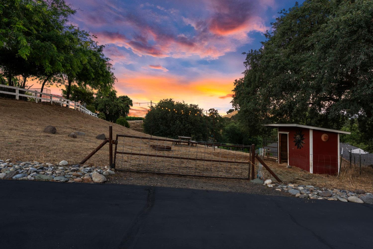 10621 Gibbs Dr, Oakdale, CA 95361