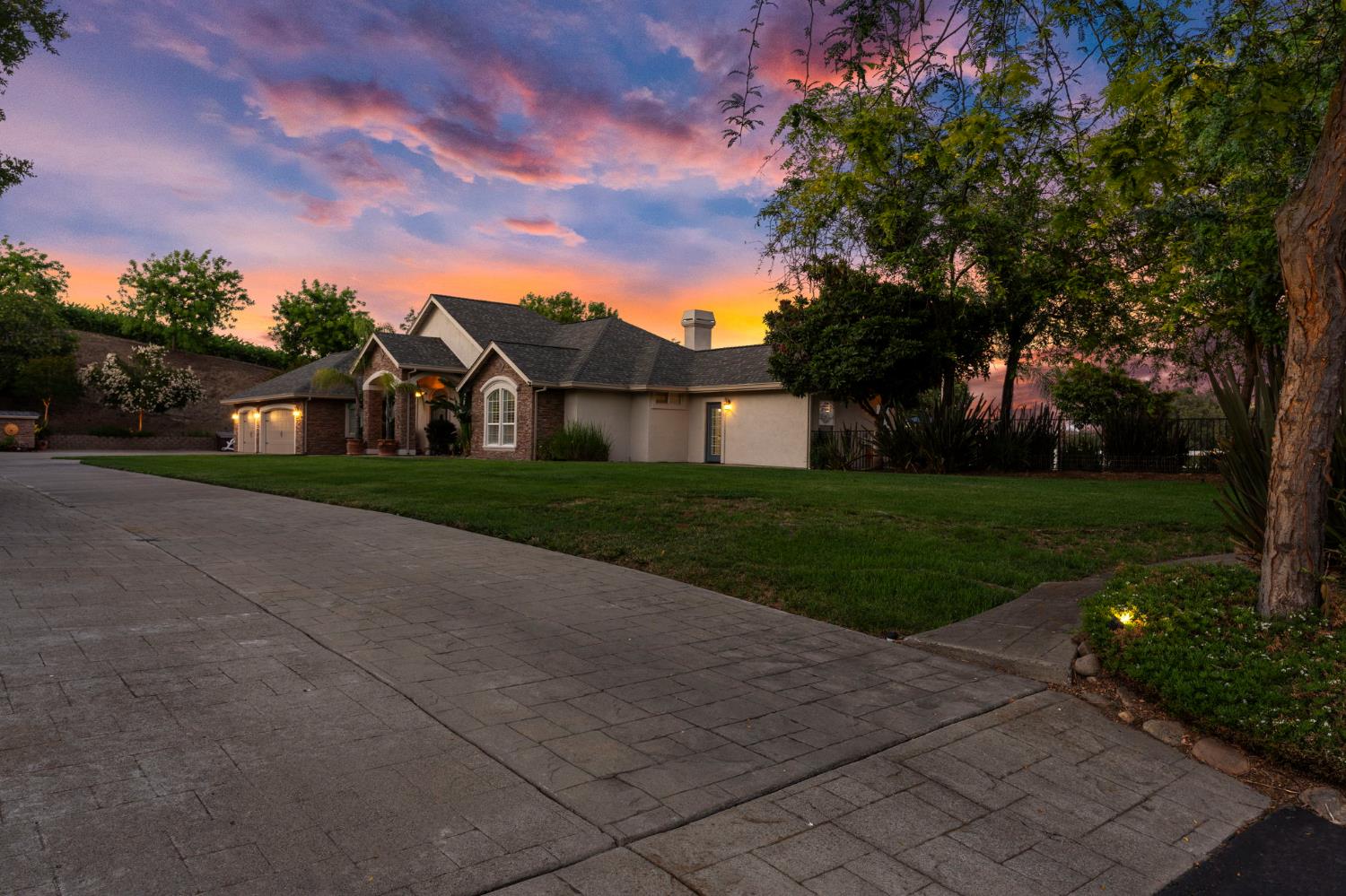 10621 Gibbs Dr, Oakdale, CA 95361
