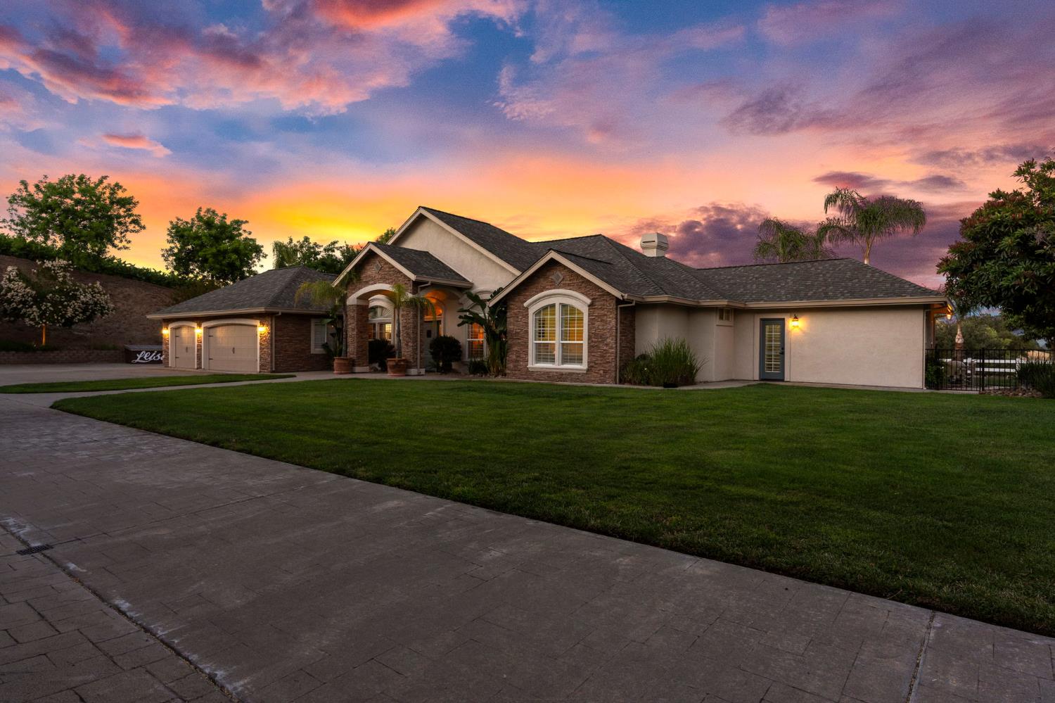 10621 Gibbs Dr, Oakdale, CA 95361