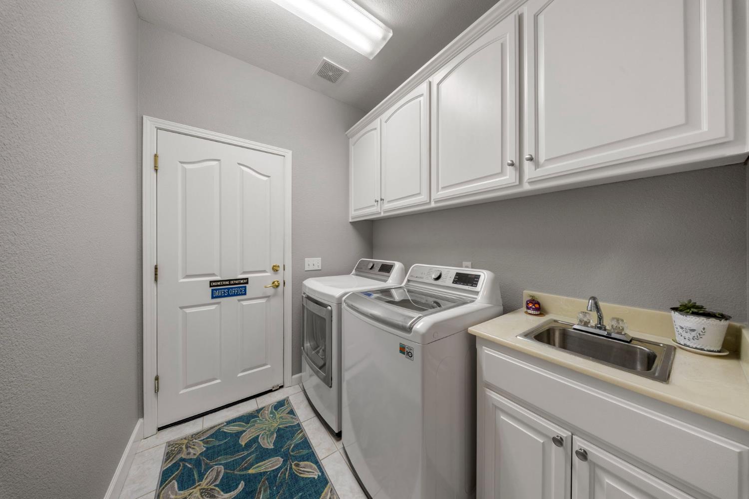 10621 Gibbs Dr, Oakdale, CA 95361