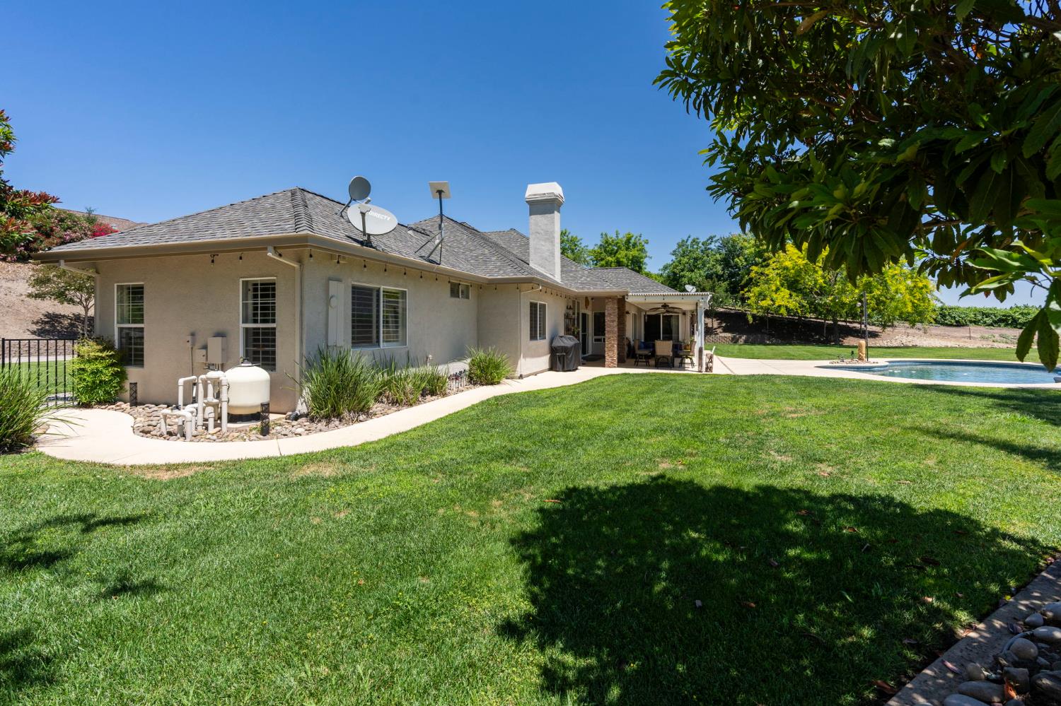 10621 Gibbs Dr, Oakdale, CA 95361