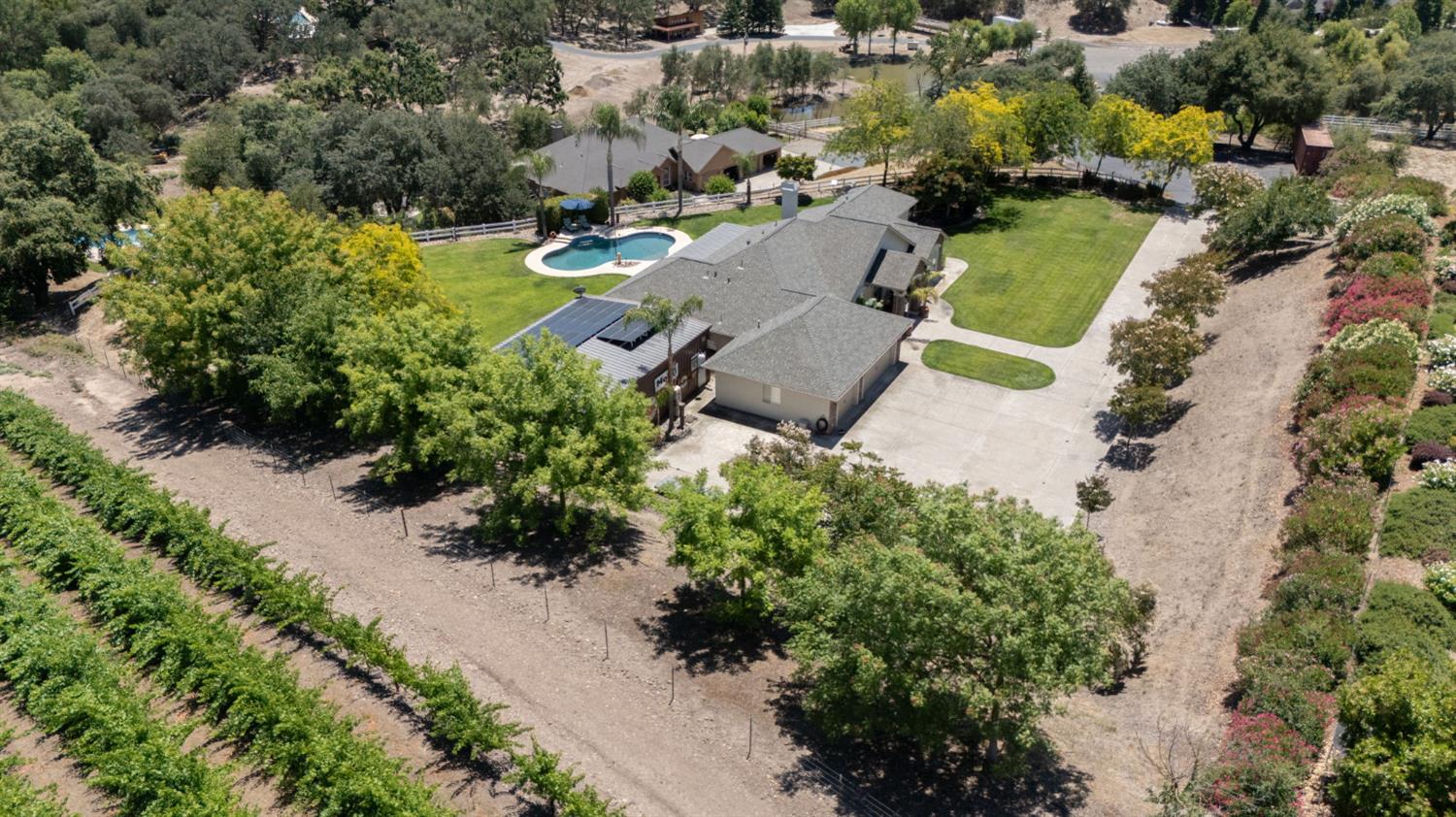 10621 Gibbs Dr, Oakdale, CA 95361