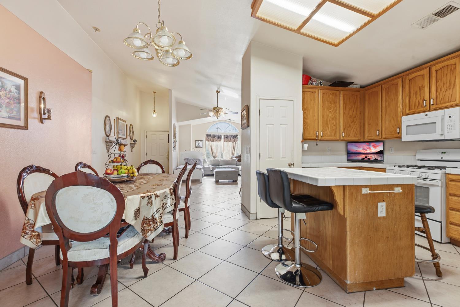 237 Yosemite Meadows Dr, Modesto, CA 95357