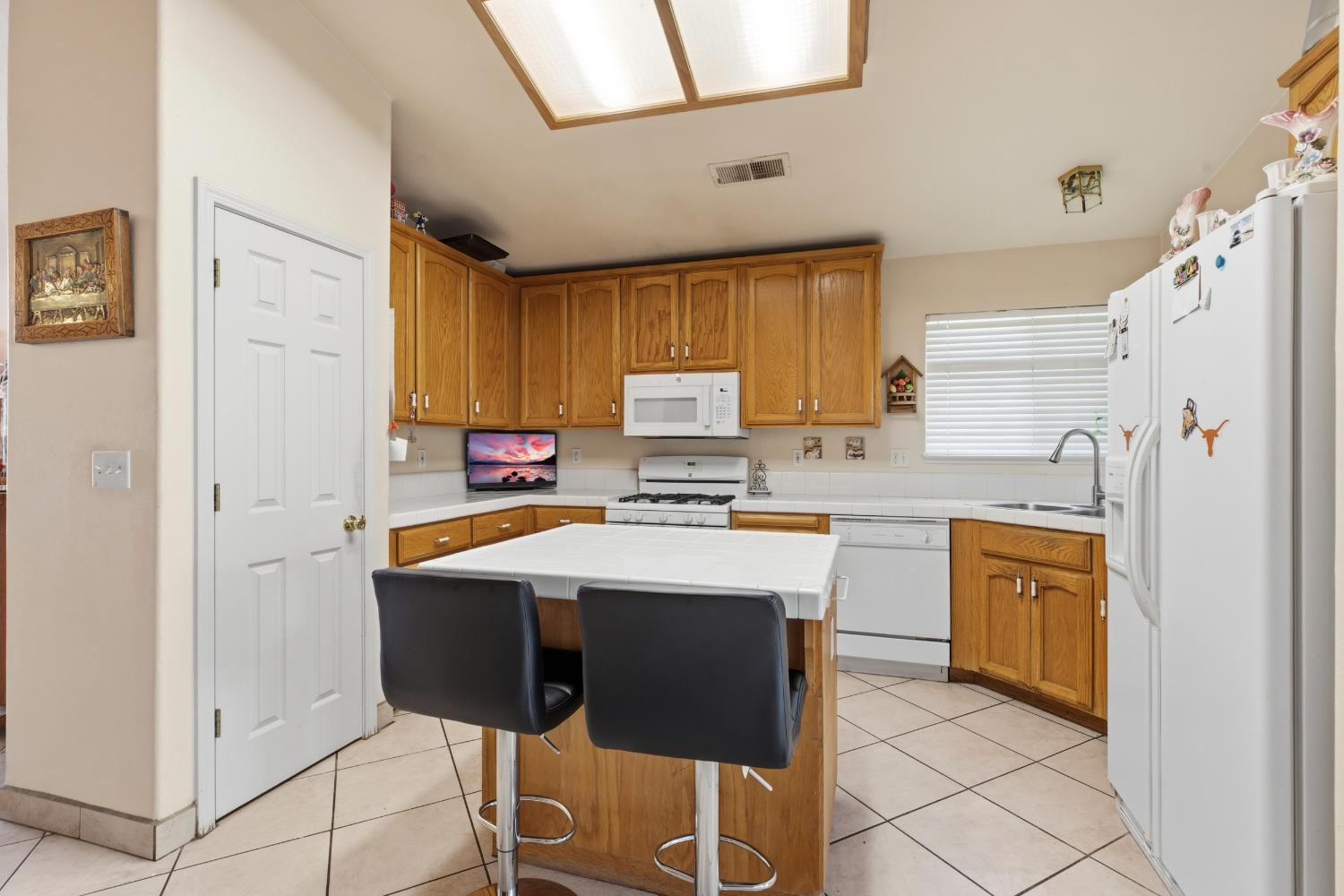 237 Yosemite Meadows Dr, Modesto, CA 95357
