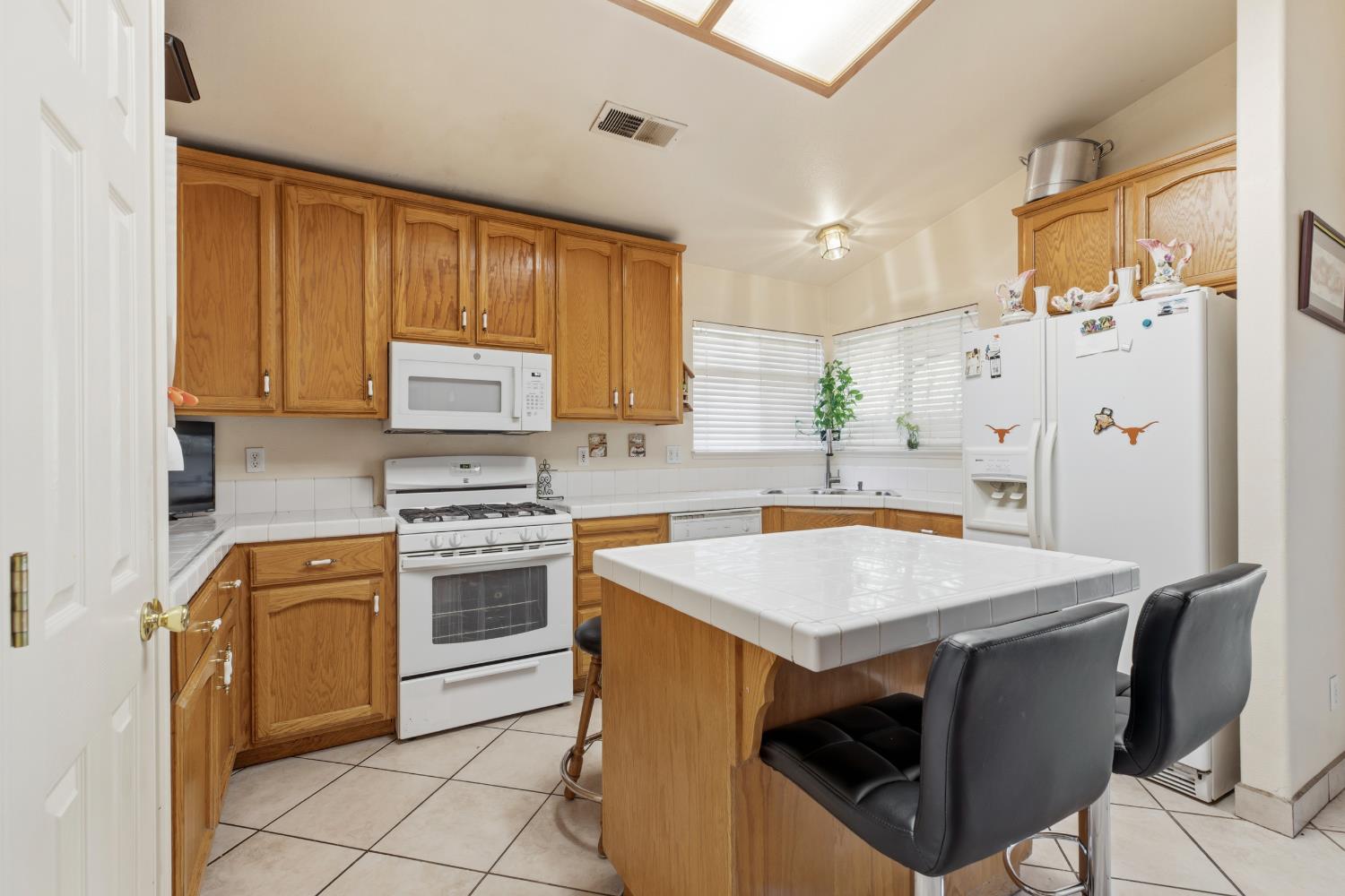 237 Yosemite Meadows Dr, Modesto, CA 95357