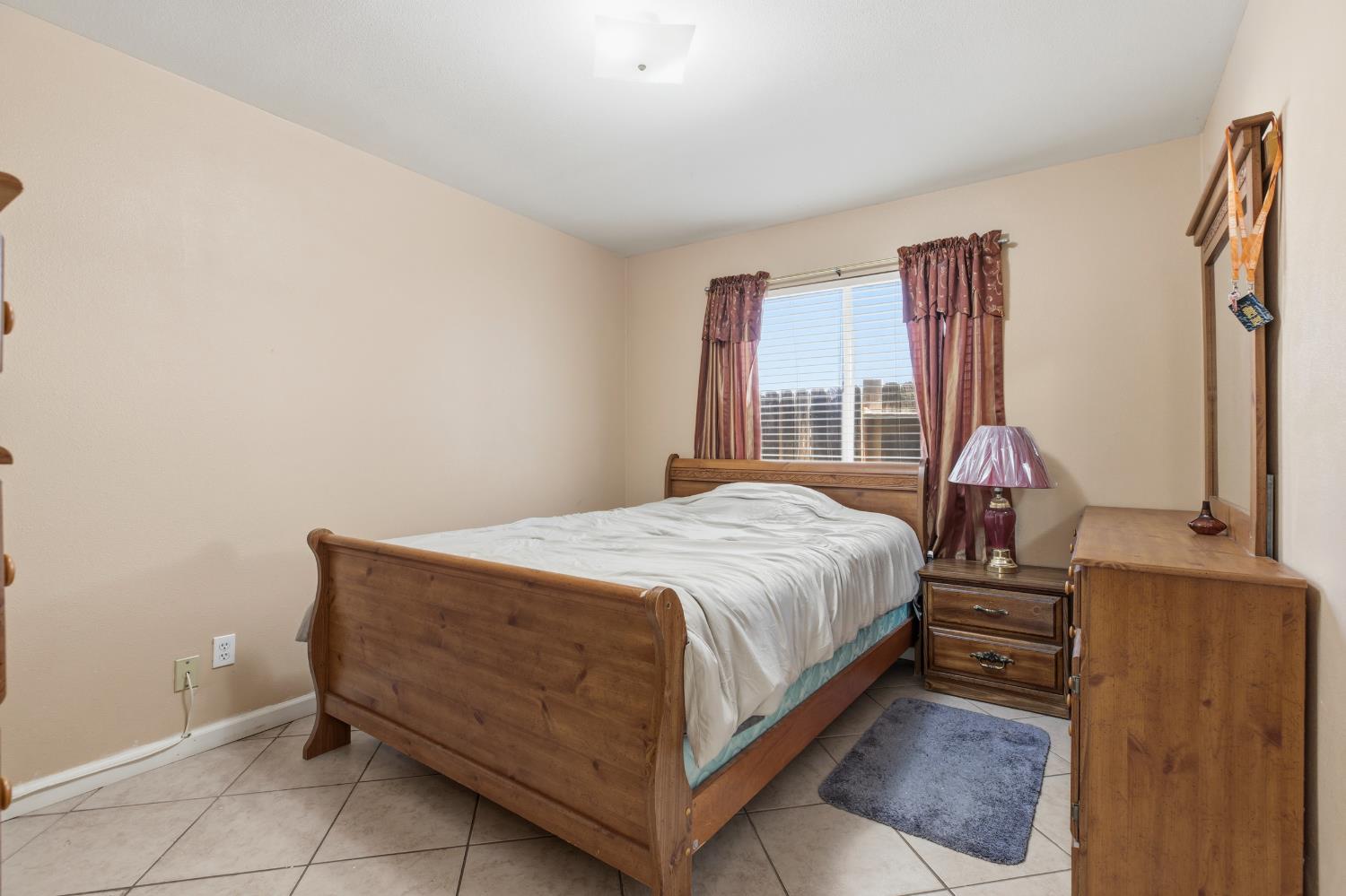 237 Yosemite Meadows Dr, Modesto, CA 95357