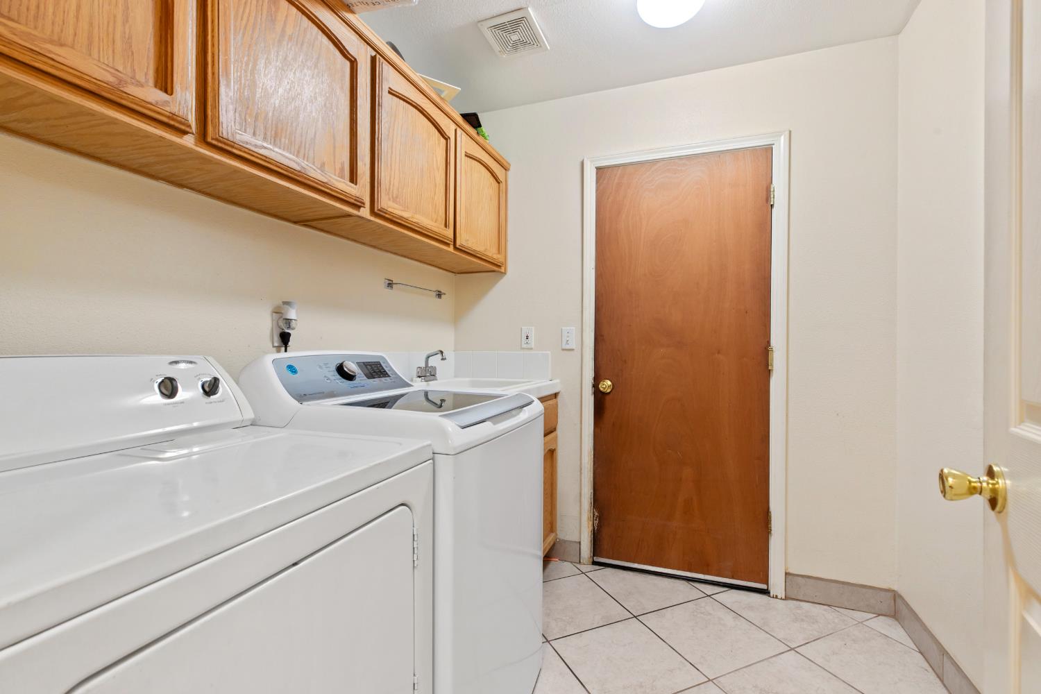 237 Yosemite Meadows Dr, Modesto, CA 95357