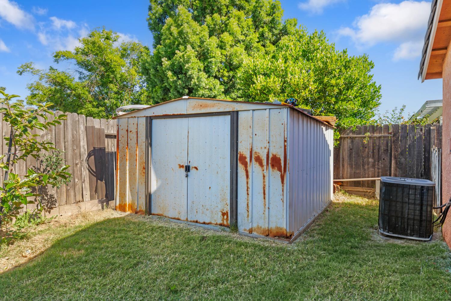 237 Yosemite Meadows Dr, Modesto, CA 95357