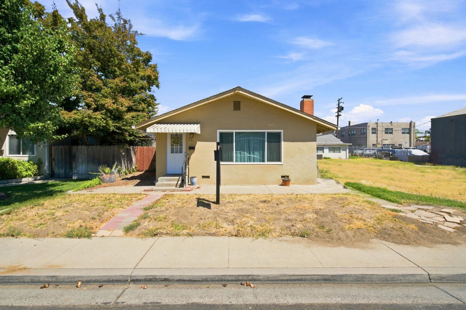 221 W 1st St, Ripon, CA 95366