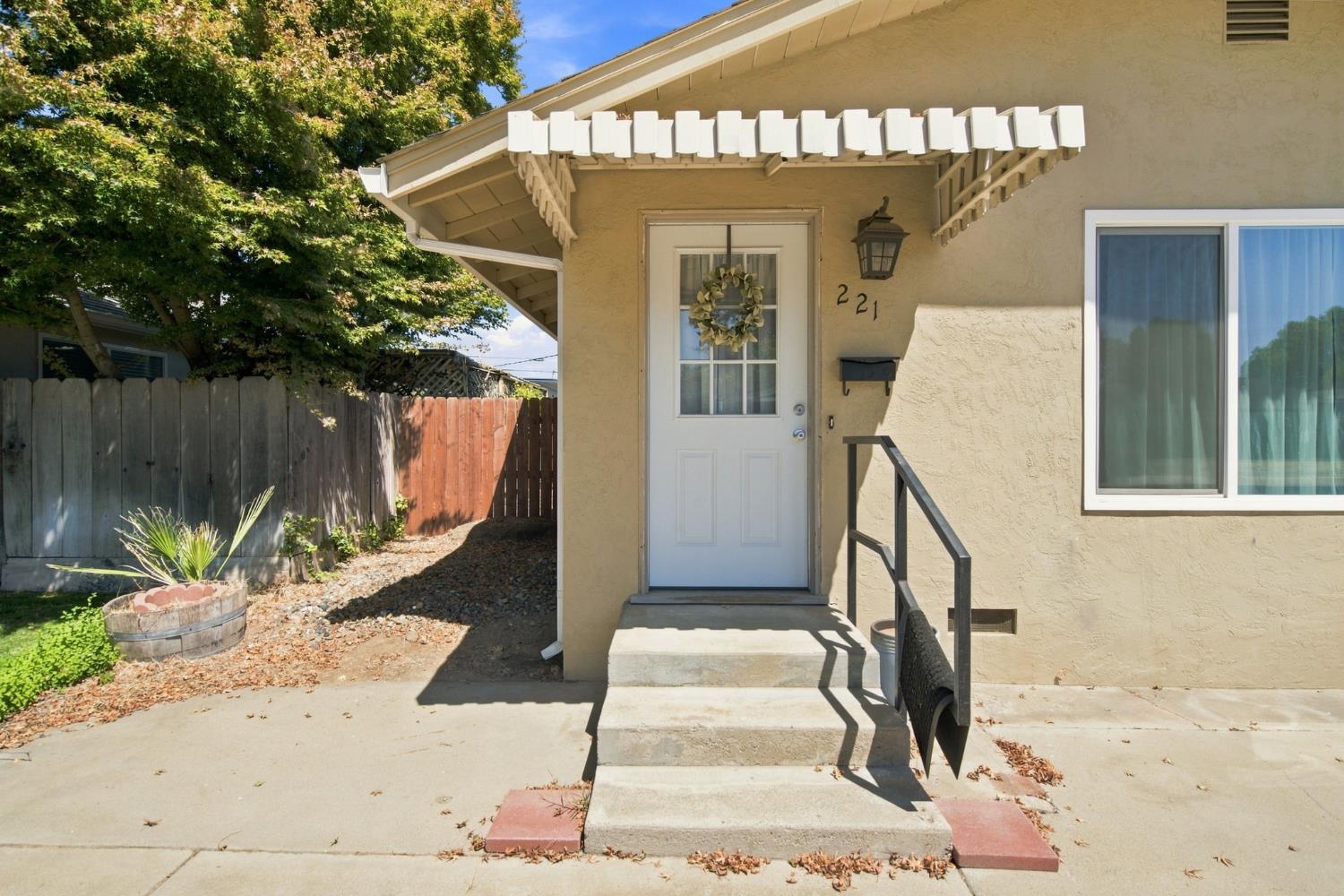 221 W 1st St, Ripon, CA 95366