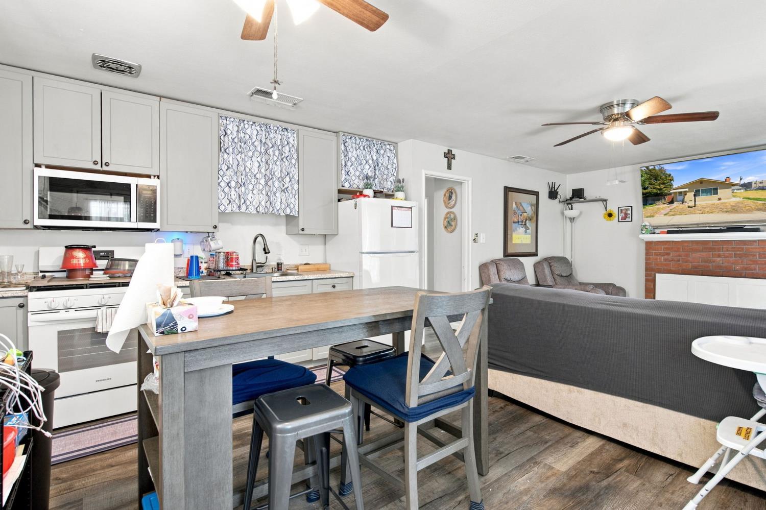 221 W 1st St, Ripon, CA 95366