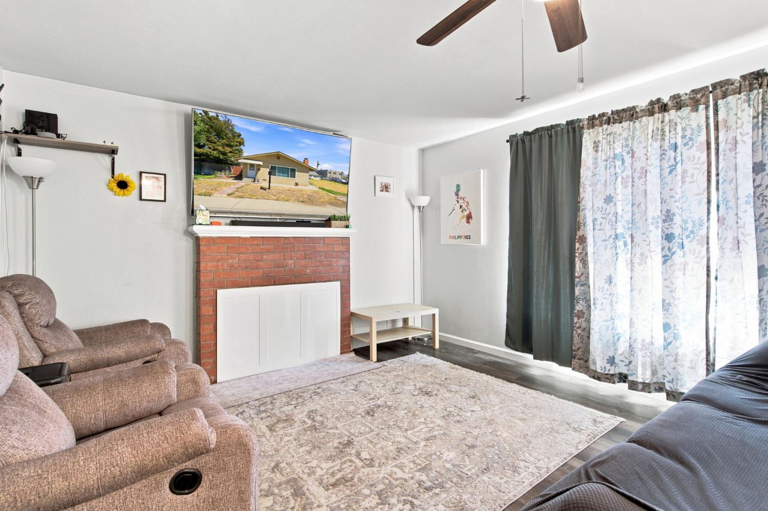 221 W 1st St, Ripon, CA 95366