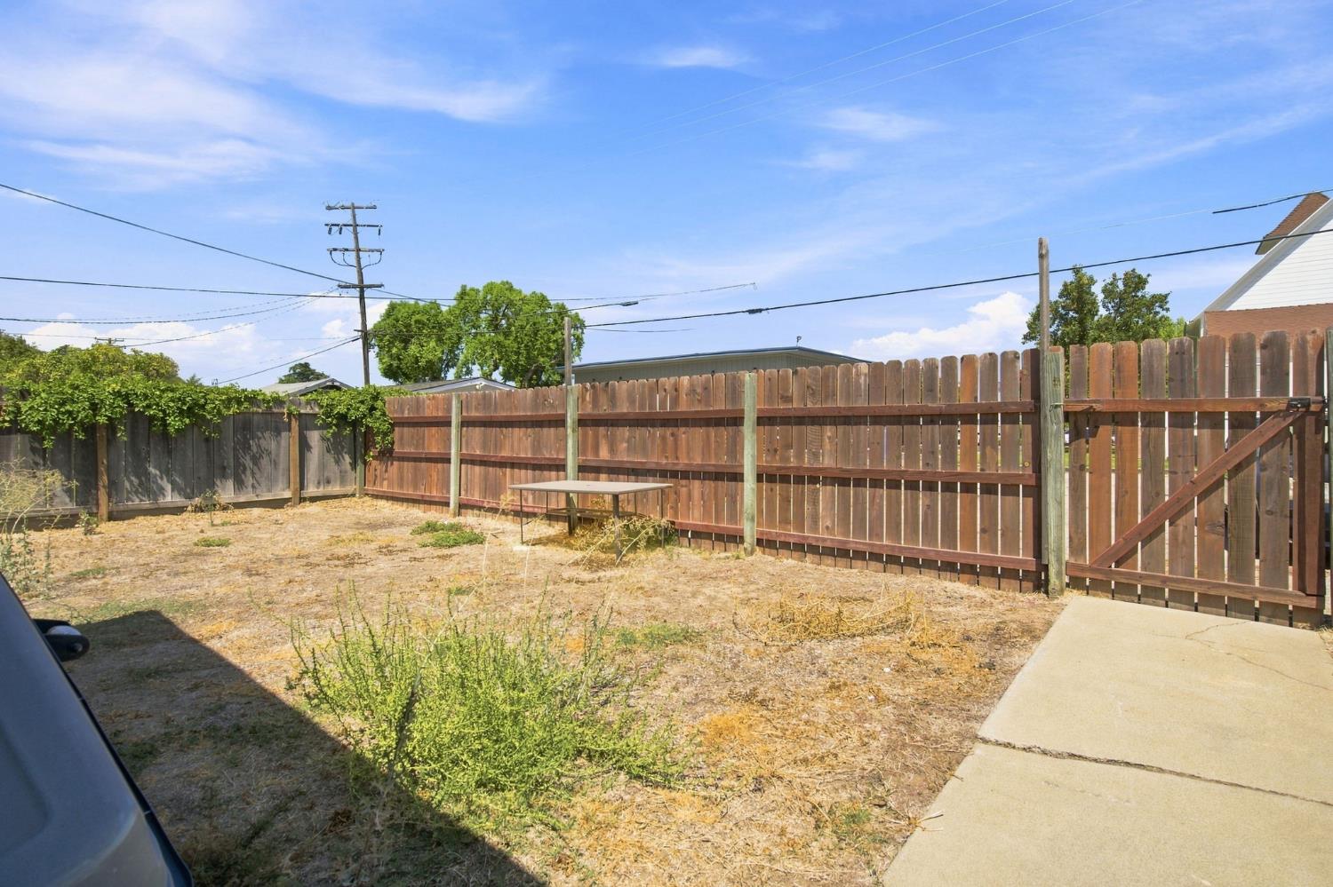 221 W 1st St, Ripon, CA 95366
