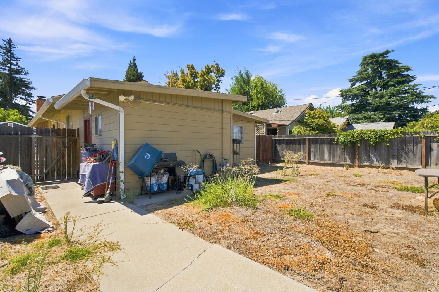221 W 1st St, Ripon, CA 95366