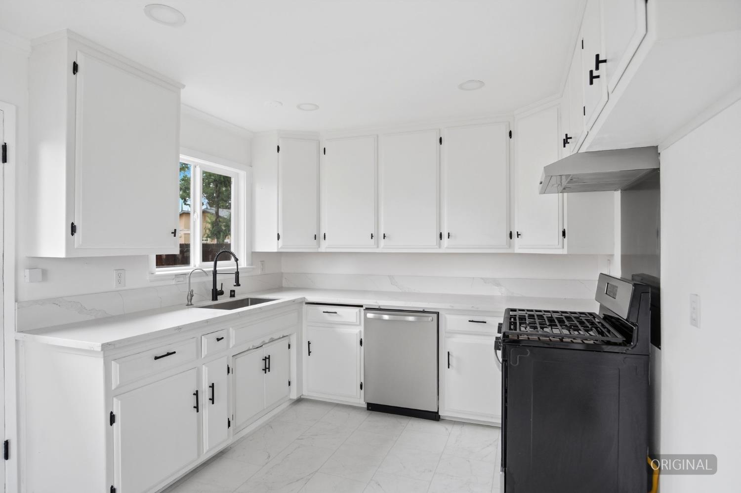1042 Grove Ave, Gustine, CA 95322