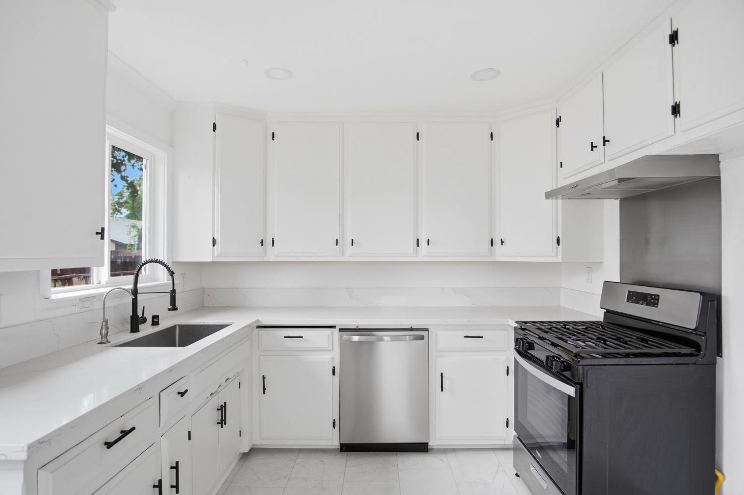 1042 Grove Ave, Gustine, CA 95322