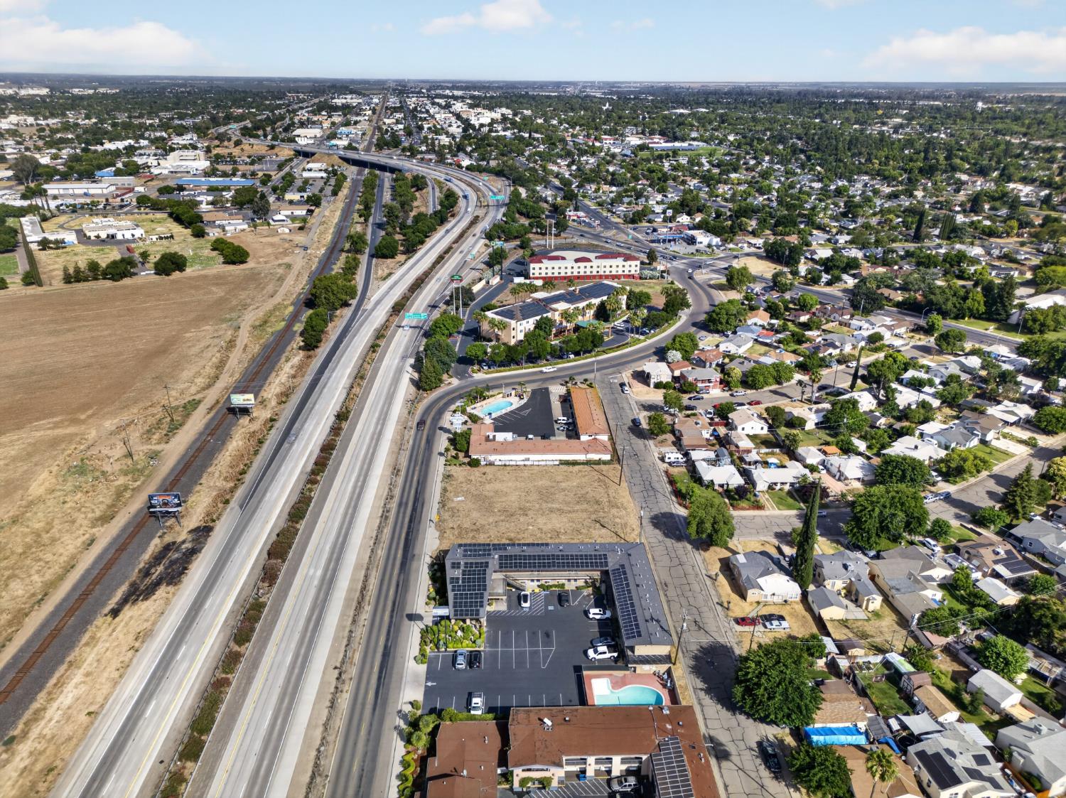 975 Motel Dr, Merced, CA 95341