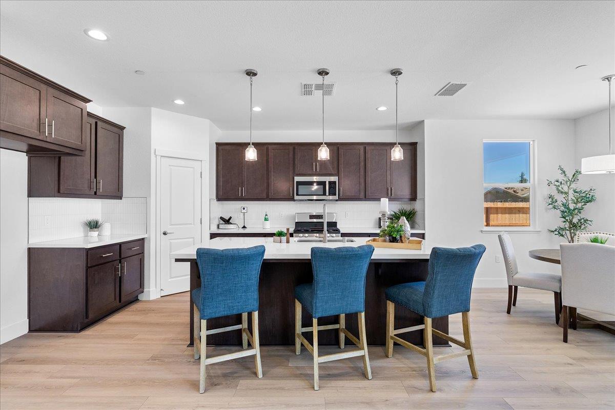 2080 Zane Way, Turlock, CA 95382