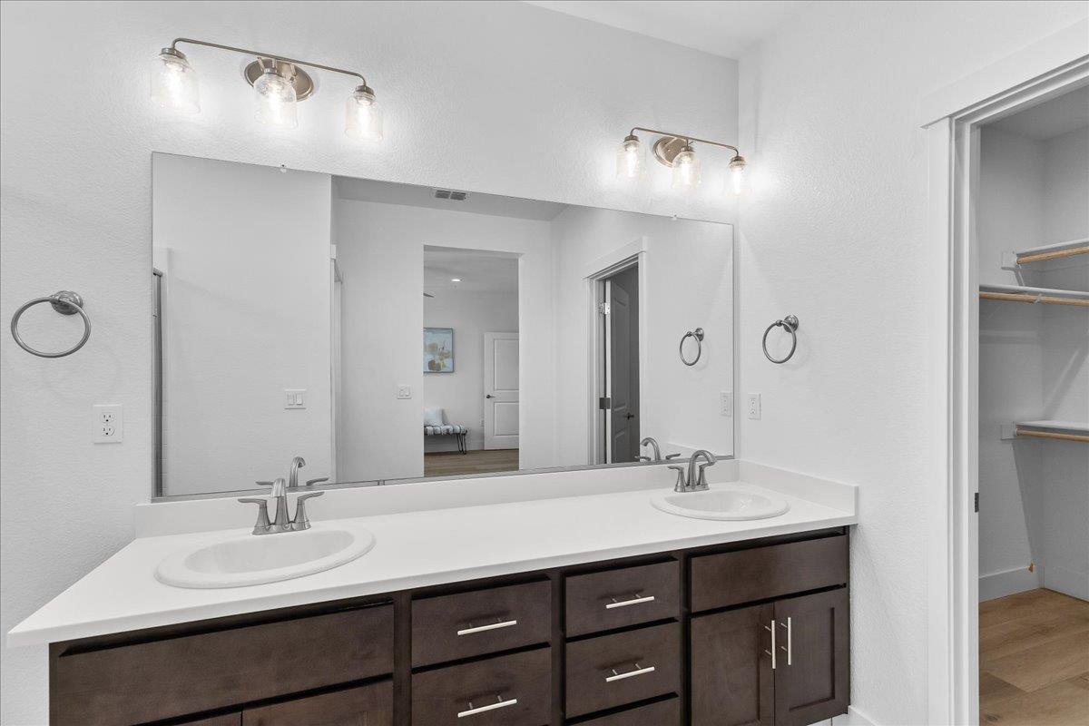 2080 Zane Way, Turlock, CA 95382
