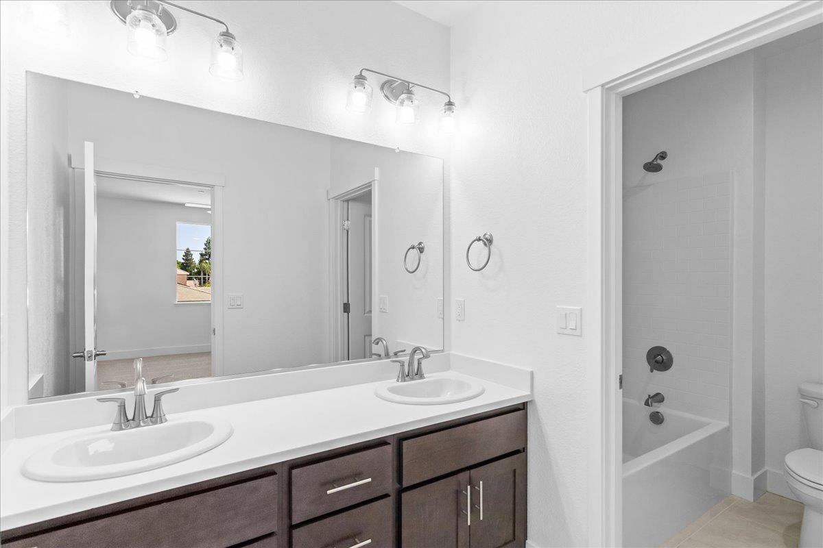 2080 Zane Way, Turlock, CA 95382
