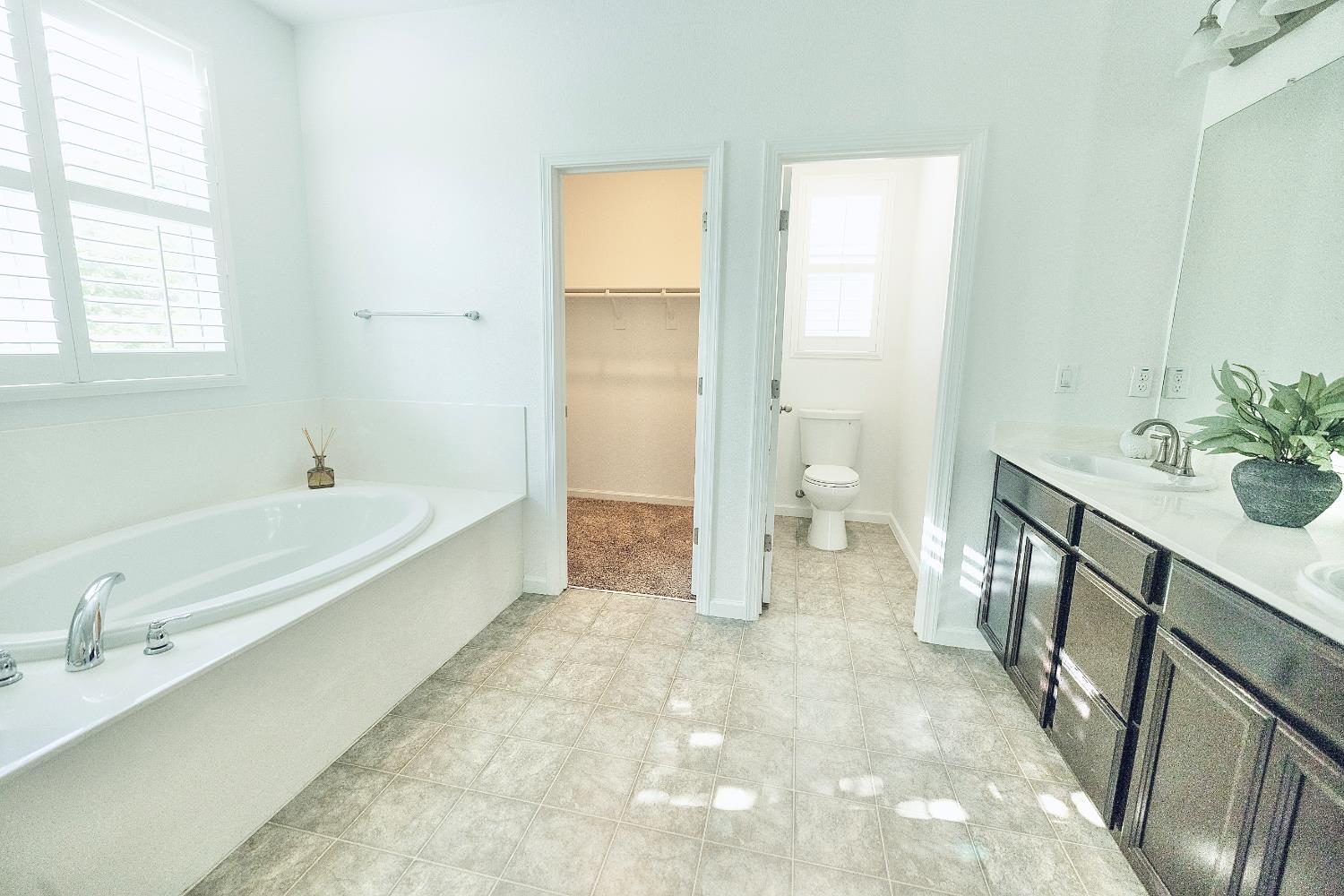 2204 Gallery Dr, Riverbank, CA 95367