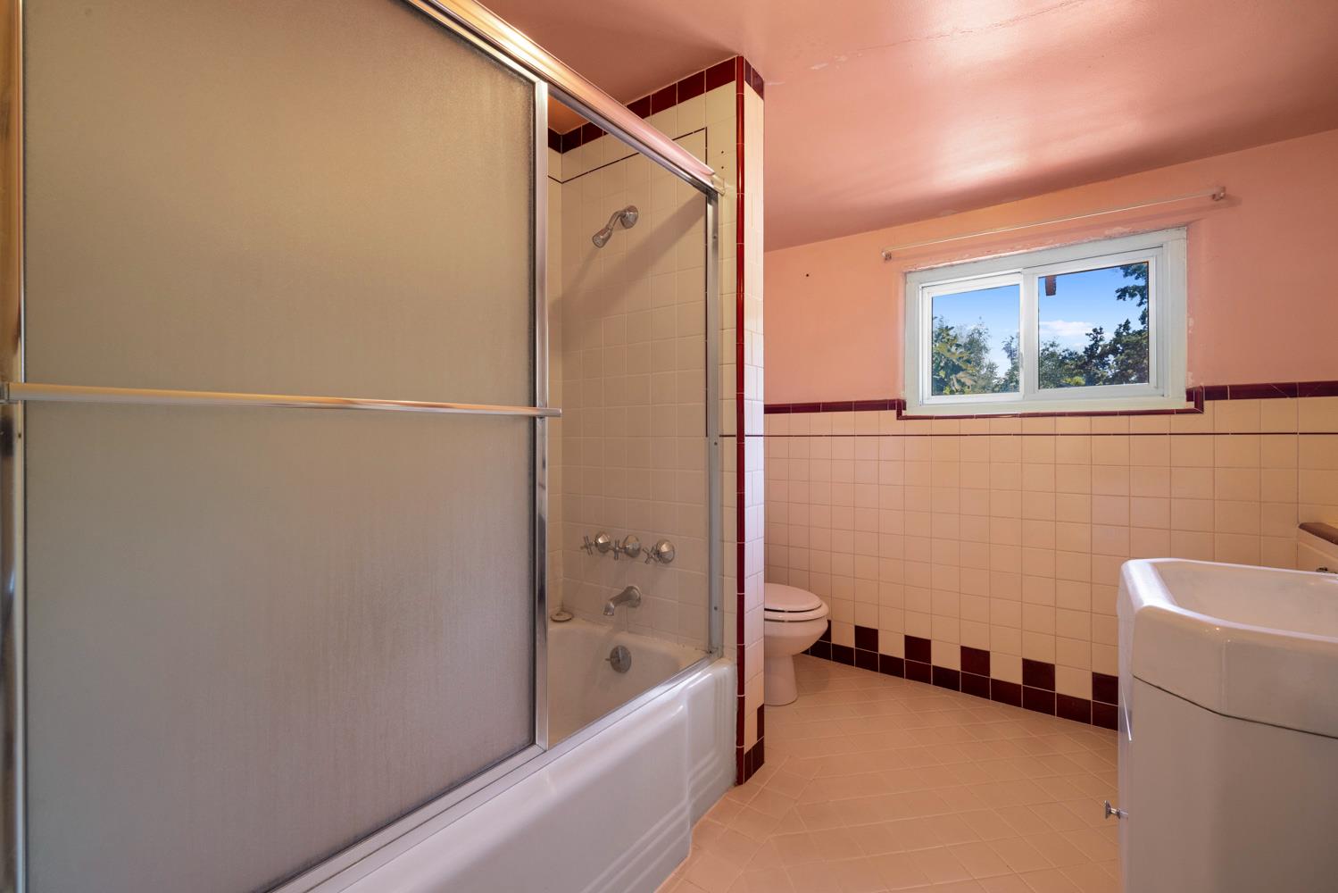 1300 N Berkeley Ave, Turlock, CA 95380