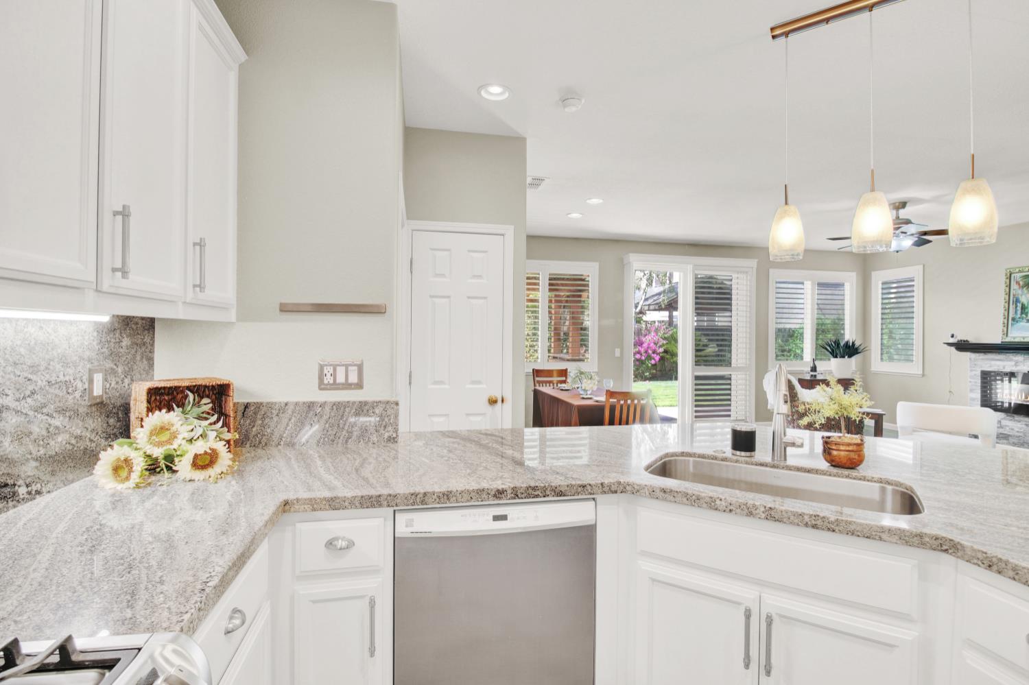 541 W Boesch Dr, Ripon, CA 95366
